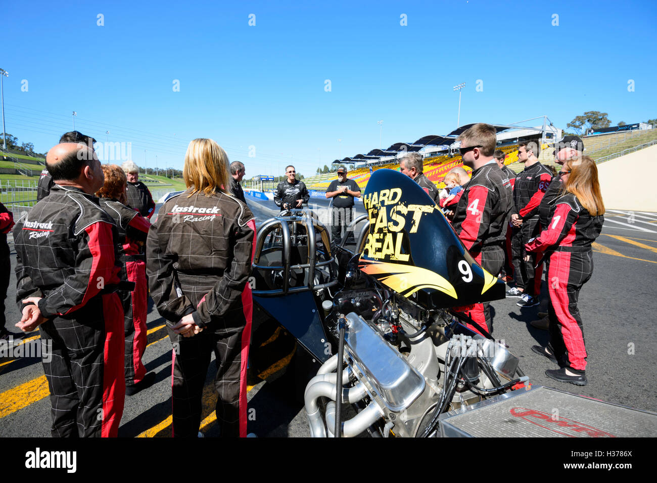 Gruppe von Dragster Wettbewerber eine Pre-race Briefing, Sydney Dragway, Eastern Creek, New South Wales, NSW, Australien Stockfoto