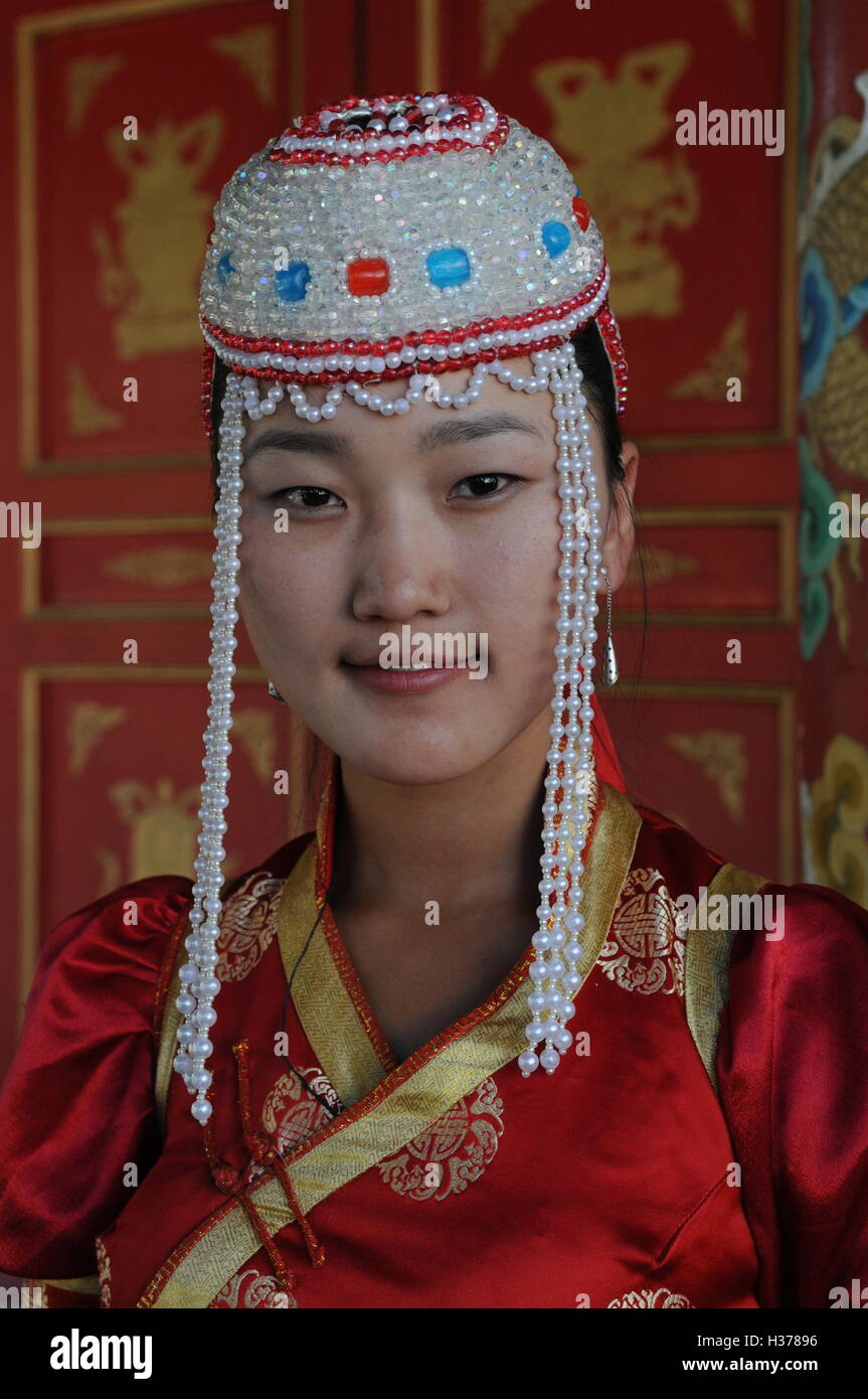 Porträt einer Mongolin in traditioneller Kleidung & Perlen Kopfschmuck, Choijin Lama Tempel Museum, Ulaanbaatar, Mongolei. Credit: Kraig Lieb Stockfoto