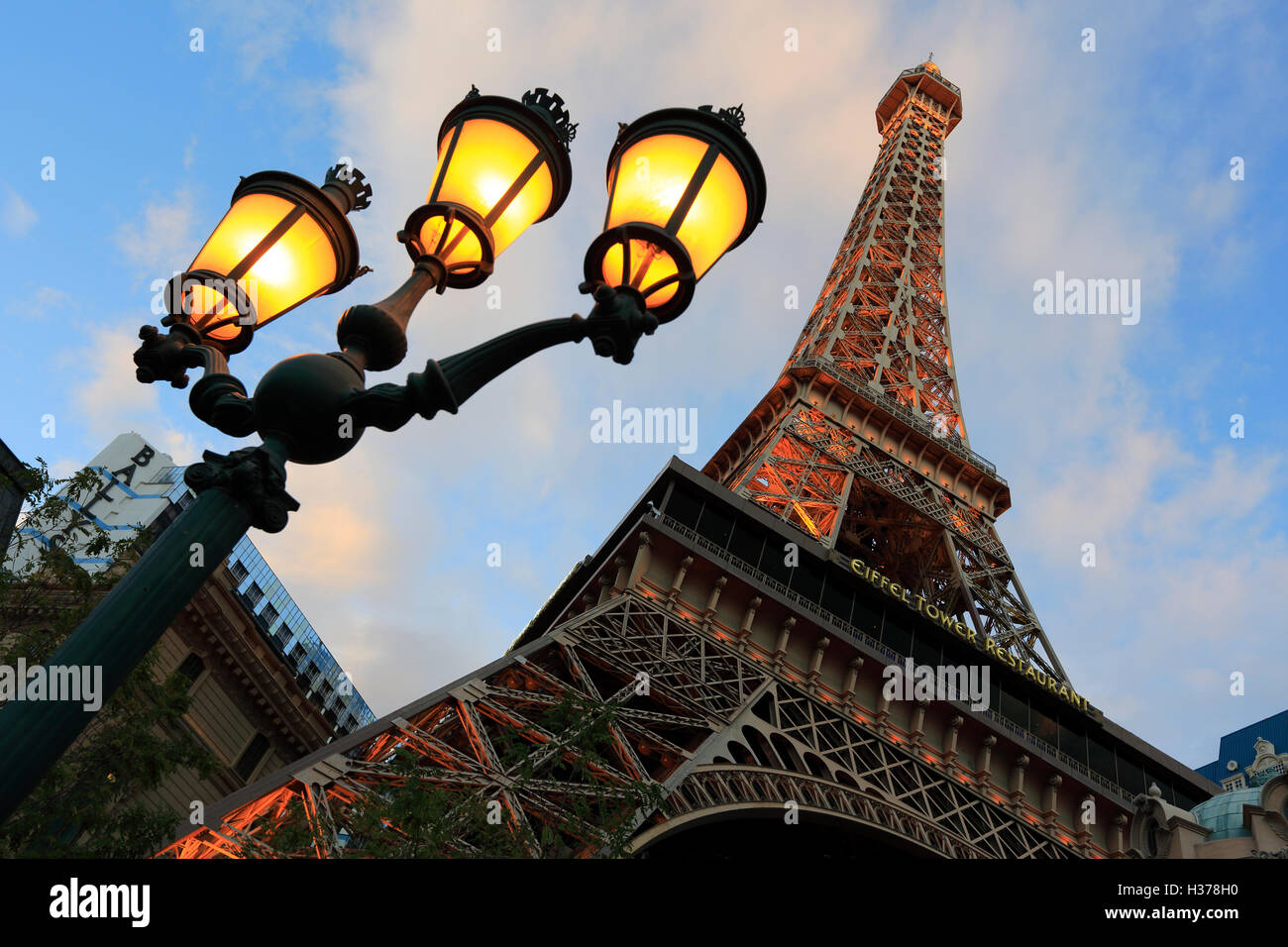 Twilight-Blick auf Eiffelturm von Paris Hotel & Casino und Parisian Stil Straßenlaternen im Vordergrund in Las Vegas.Nevada,USA Stockfoto