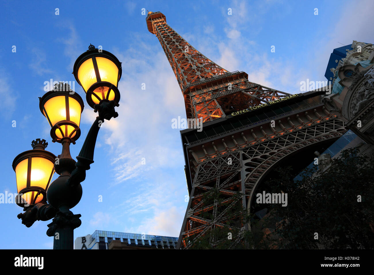 Twilight-Blick auf Eiffelturm von Paris Hotel & Casino und Parisian Stil Straßenlaternen im Vordergrund in Las Vegas.Nevada,USA Stockfoto