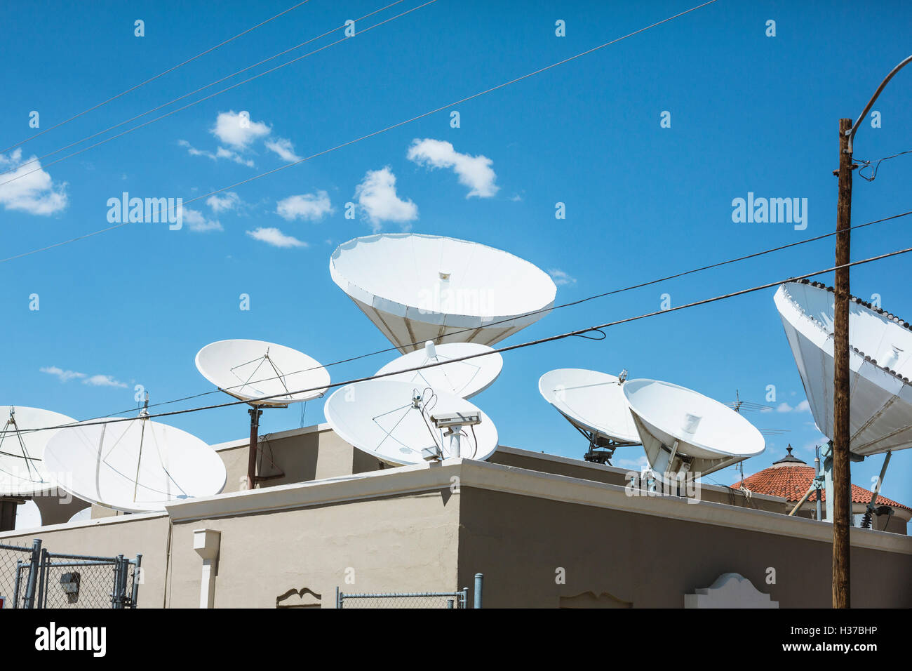 Satelliten-Gerichte auf einem Dach Stockfoto