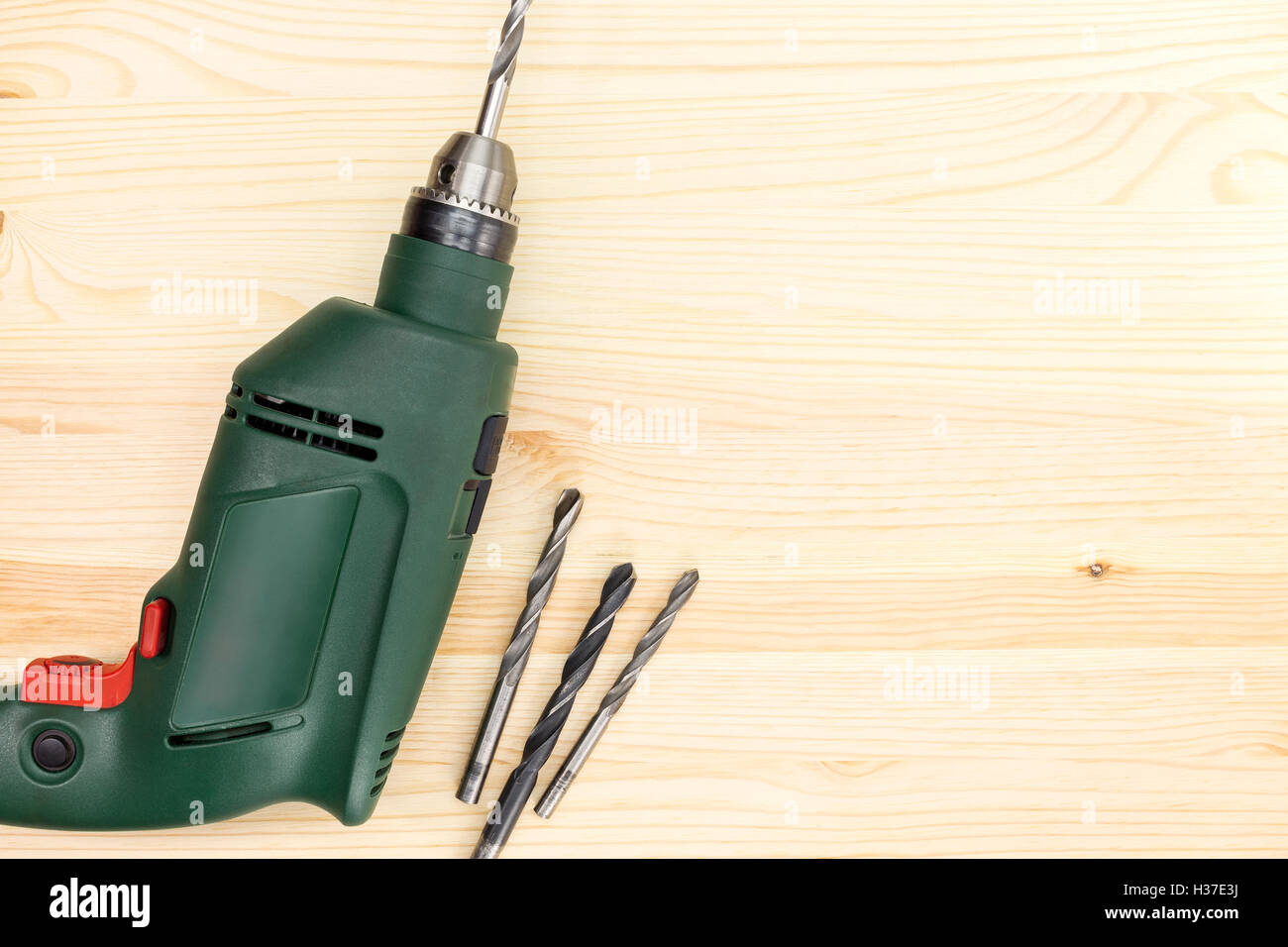 Handgeführte elektrische Bohren auf Holz Hintergrund Stockfoto