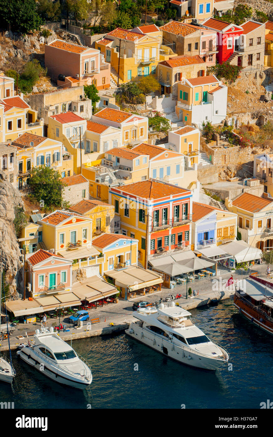 Der Blick von der Castro (Kastro) in Symi Griechenland nach unten Yialos Hafen. Stockfoto