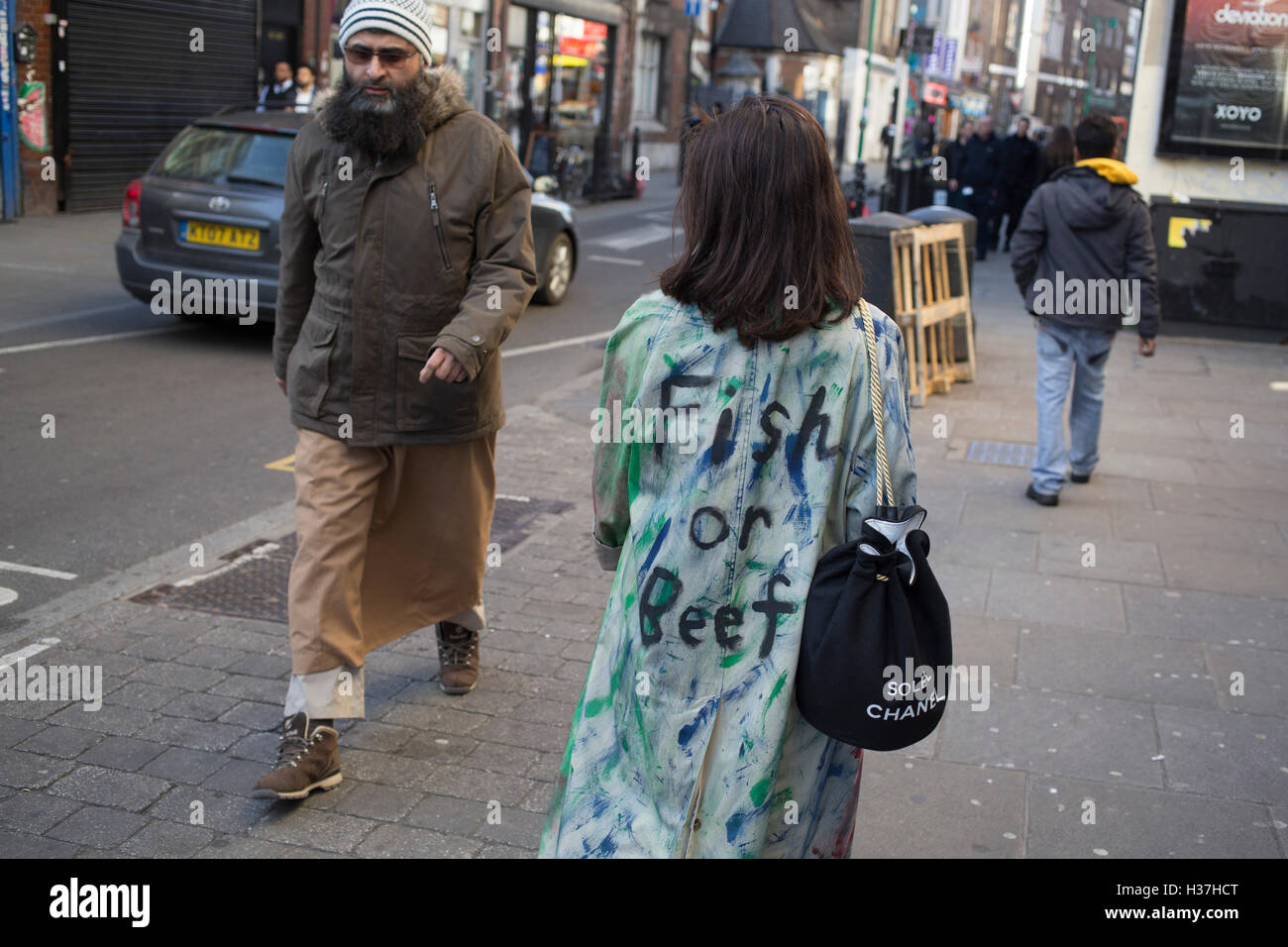 Brick Lane in Shoreditch ist ziemlich genau das Epizentrum der street-Style-Mode in London, Vereinigtes Königreich. Mit einer tief verwurzelten Geschichte Jahrgang und böhmischen Styling ist dies der Bereich zu kommen, wenn Sie finden, wie die behelfsmäßigen Pioniere der Cool es tun wollen. Zusammen geworfen, einige mehr als oder mühelos stilvolle Kleidung sind immer zu sehen. Stockfoto