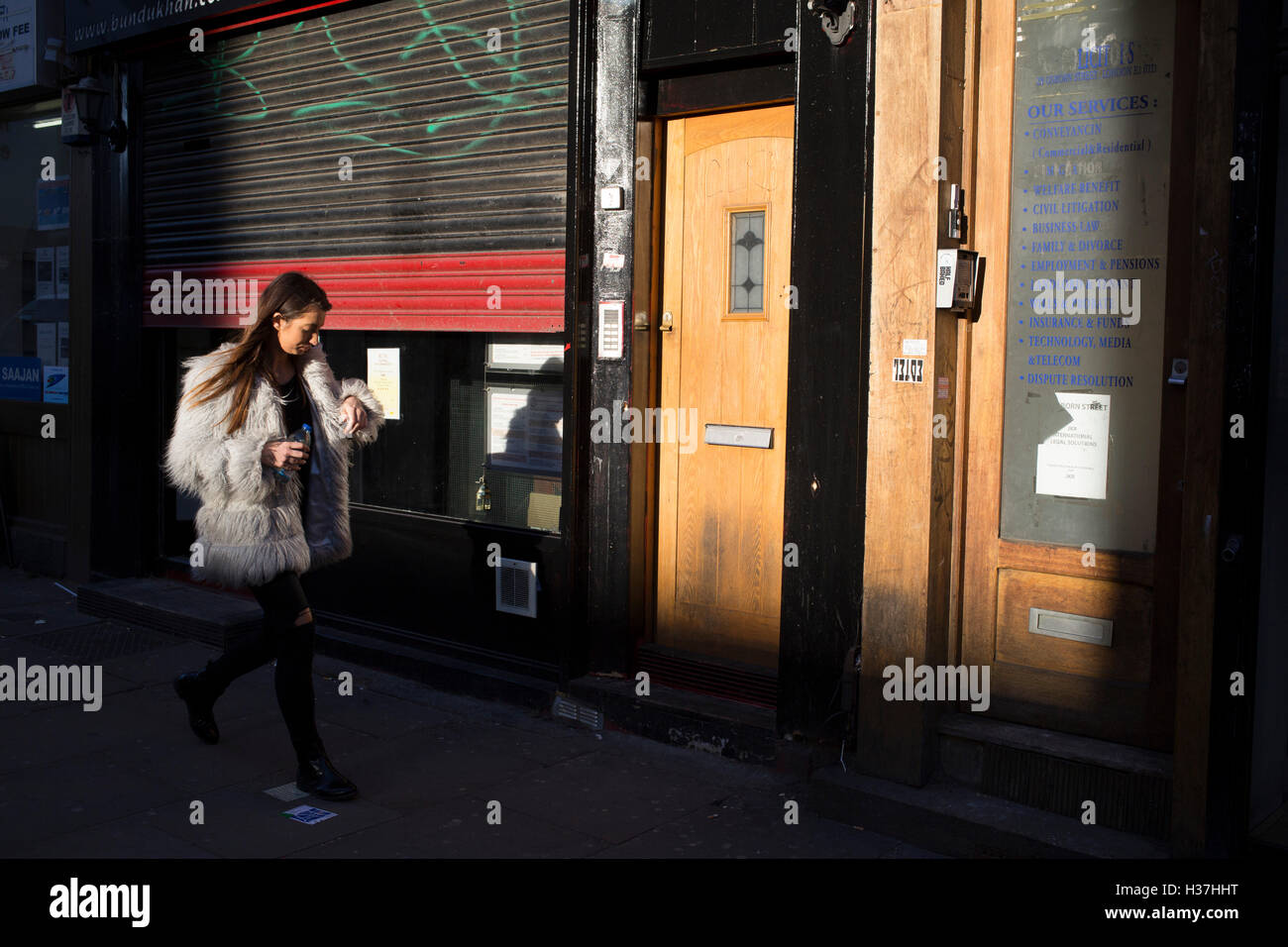 Brick Lane in Shoreditch ist ziemlich genau das Epizentrum der street-Style-Mode in London, Vereinigtes Königreich. Mit einer tief verwurzelten Geschichte Jahrgang und böhmischen Styling ist dies der Bereich zu kommen, wenn Sie finden, wie die behelfsmäßigen Pioniere der Cool es tun wollen. Zusammen geworfen, einige mehr als oder mühelos stilvolle Kleidung sind immer zu sehen. Stockfoto