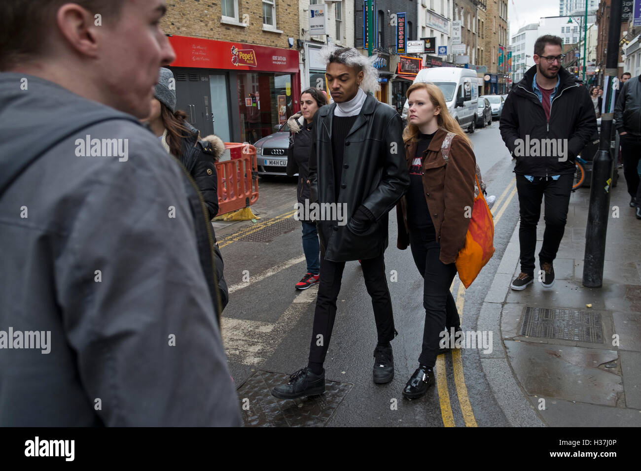 Brick Lane in Shoreditch ist ziemlich genau das Epizentrum der street-Style-Mode in London, Vereinigtes Königreich. Mit einer tief verwurzelten Geschichte Jahrgang und böhmischen Styling ist dies der Bereich zu kommen, wenn Sie finden, wie die behelfsmäßigen Pioniere der Cool es tun wollen. Zusammen geworfen, einige mehr als oder mühelos stilvolle Kleidung sind immer zu sehen. Stockfoto
