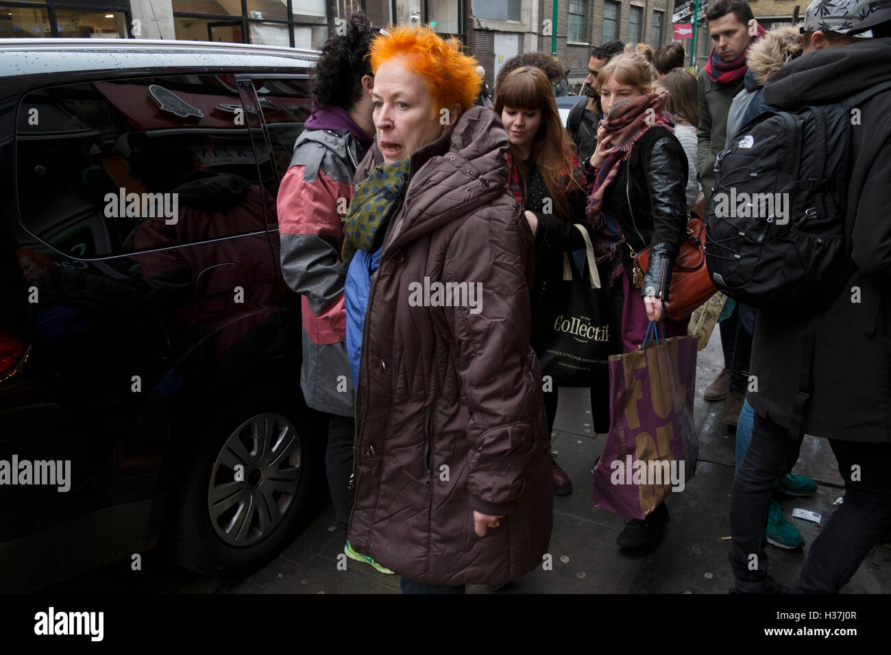 Brick Lane in Shoreditch ist ziemlich genau das Epizentrum der street-Style-Mode in London, Vereinigtes Königreich. Mit einer tief verwurzelten Geschichte Jahrgang und böhmischen Styling ist dies der Bereich zu kommen, wenn Sie finden, wie die behelfsmäßigen Pioniere der Cool es tun wollen. Zusammen geworfen, einige mehr als oder mühelos stilvolle Kleidung sind immer zu sehen. Stockfoto