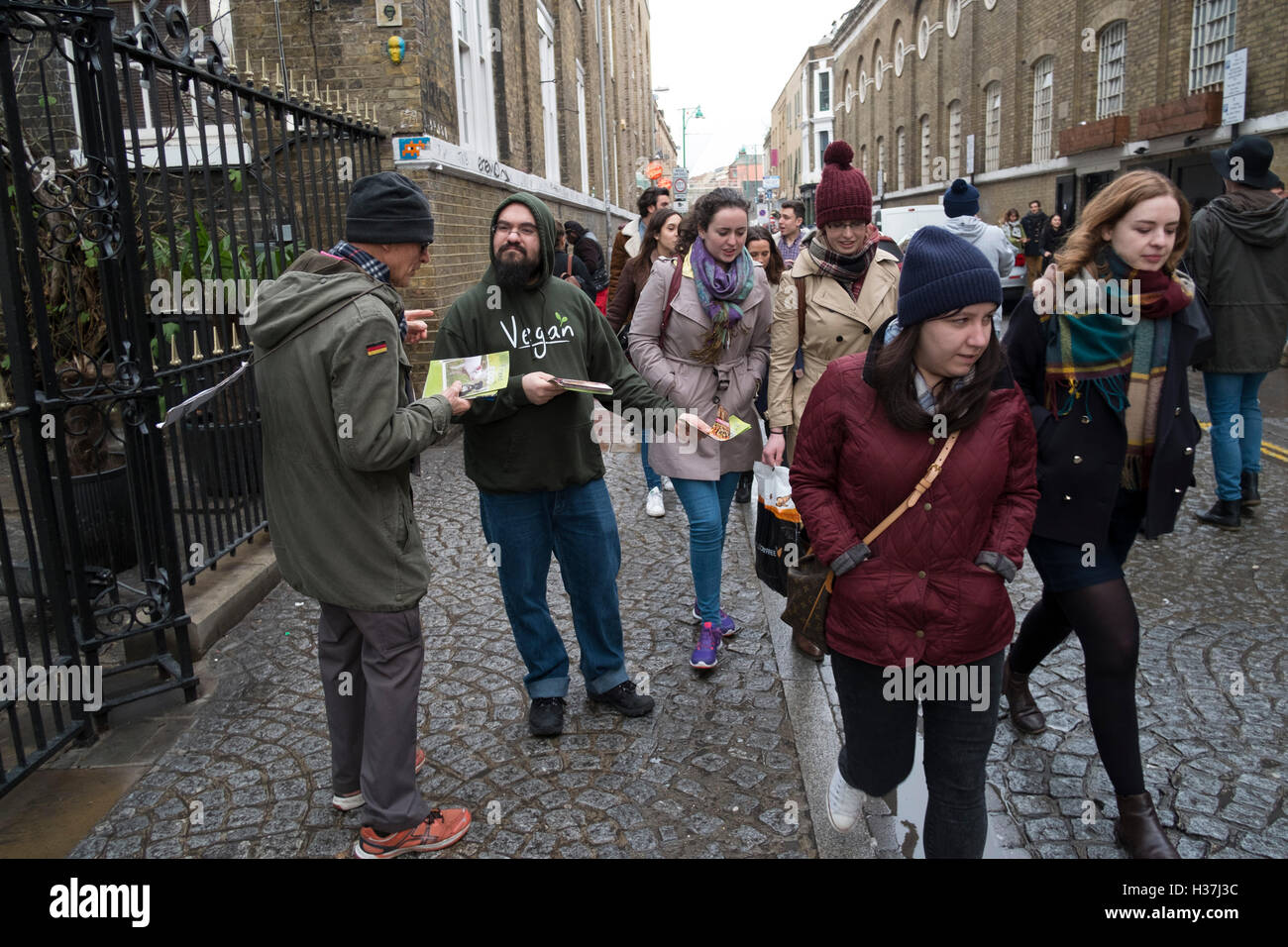 Brick Lane in Shoreditch ist ziemlich genau das Epizentrum der street-Style-Mode in London, Vereinigtes Königreich. Mit einer tief verwurzelten Geschichte Jahrgang und böhmischen Styling ist dies der Bereich zu kommen, wenn Sie finden, wie die behelfsmäßigen Pioniere der Cool es tun wollen. Zusammen geworfen, einige mehr als oder mühelos stilvolle Kleidung sind immer zu sehen. Stockfoto