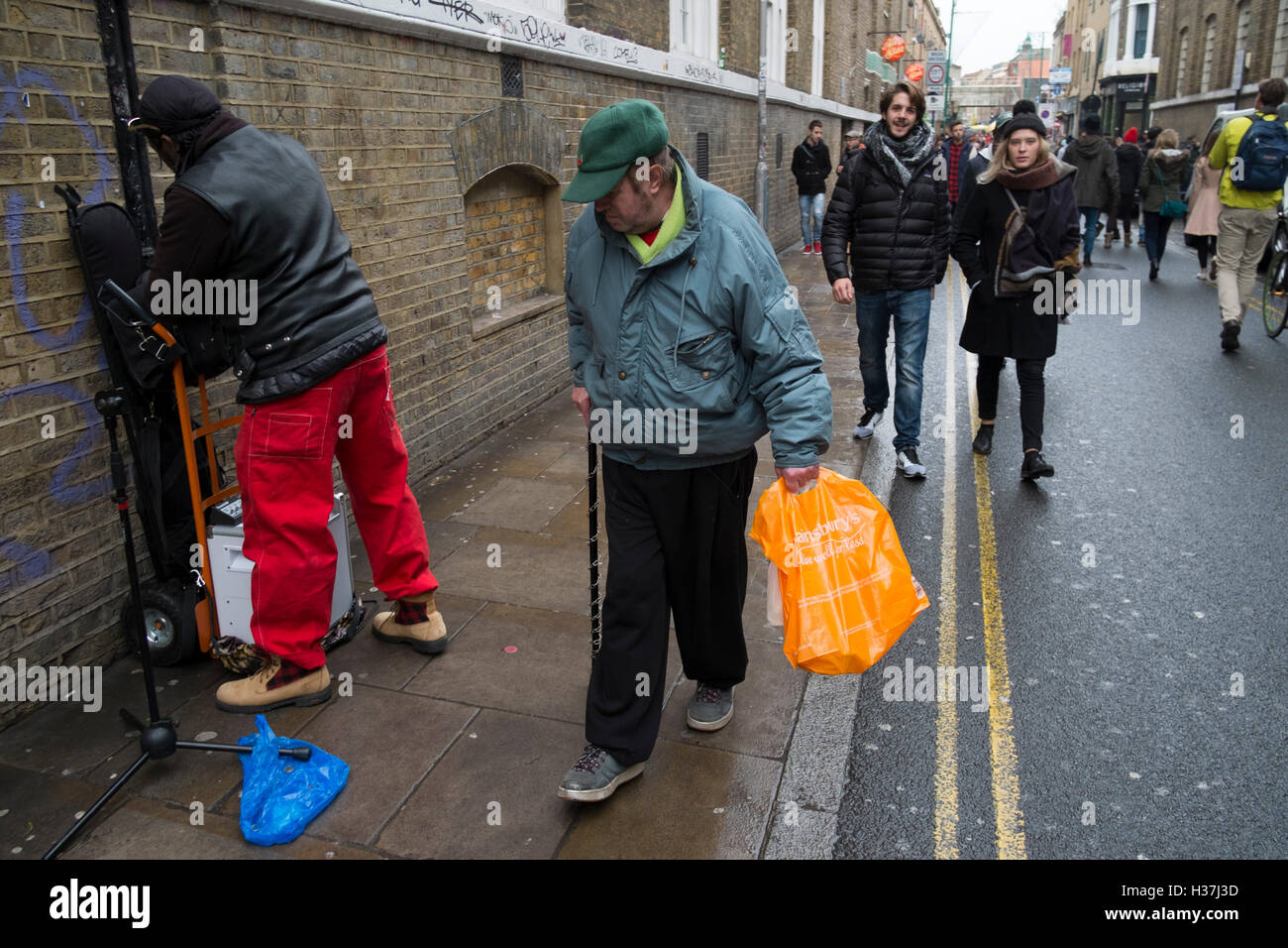 Brick Lane in Shoreditch ist ziemlich genau das Epizentrum der street-Style-Mode in London, Vereinigtes Königreich. Mit einer tief verwurzelten Geschichte Jahrgang und böhmischen Styling ist dies der Bereich zu kommen, wenn Sie finden, wie die behelfsmäßigen Pioniere der Cool es tun wollen. Zusammen geworfen, einige mehr als oder mühelos stilvolle Kleidung sind immer zu sehen. Stockfoto