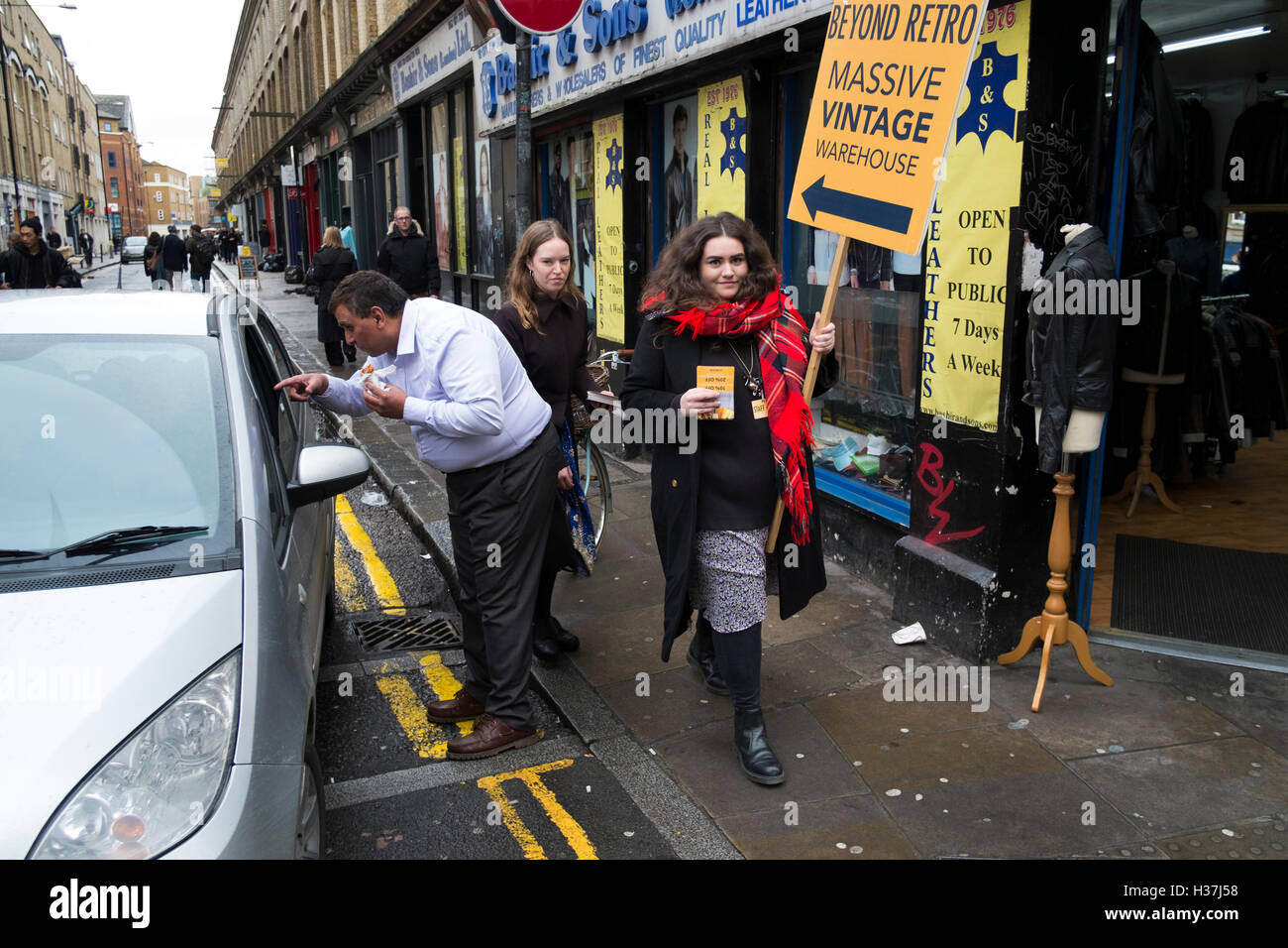 Brick Lane in Shoreditch ist ziemlich genau das Epizentrum der street-Style-Mode in London, Vereinigtes Königreich. Mit einer tief verwurzelten Geschichte Jahrgang und böhmischen Styling ist dies der Bereich zu kommen, wenn Sie finden, wie die behelfsmäßigen Pioniere der Cool es tun wollen. Zusammen geworfen, einige mehr als oder mühelos stilvolle Kleidung sind immer zu sehen. Stockfoto