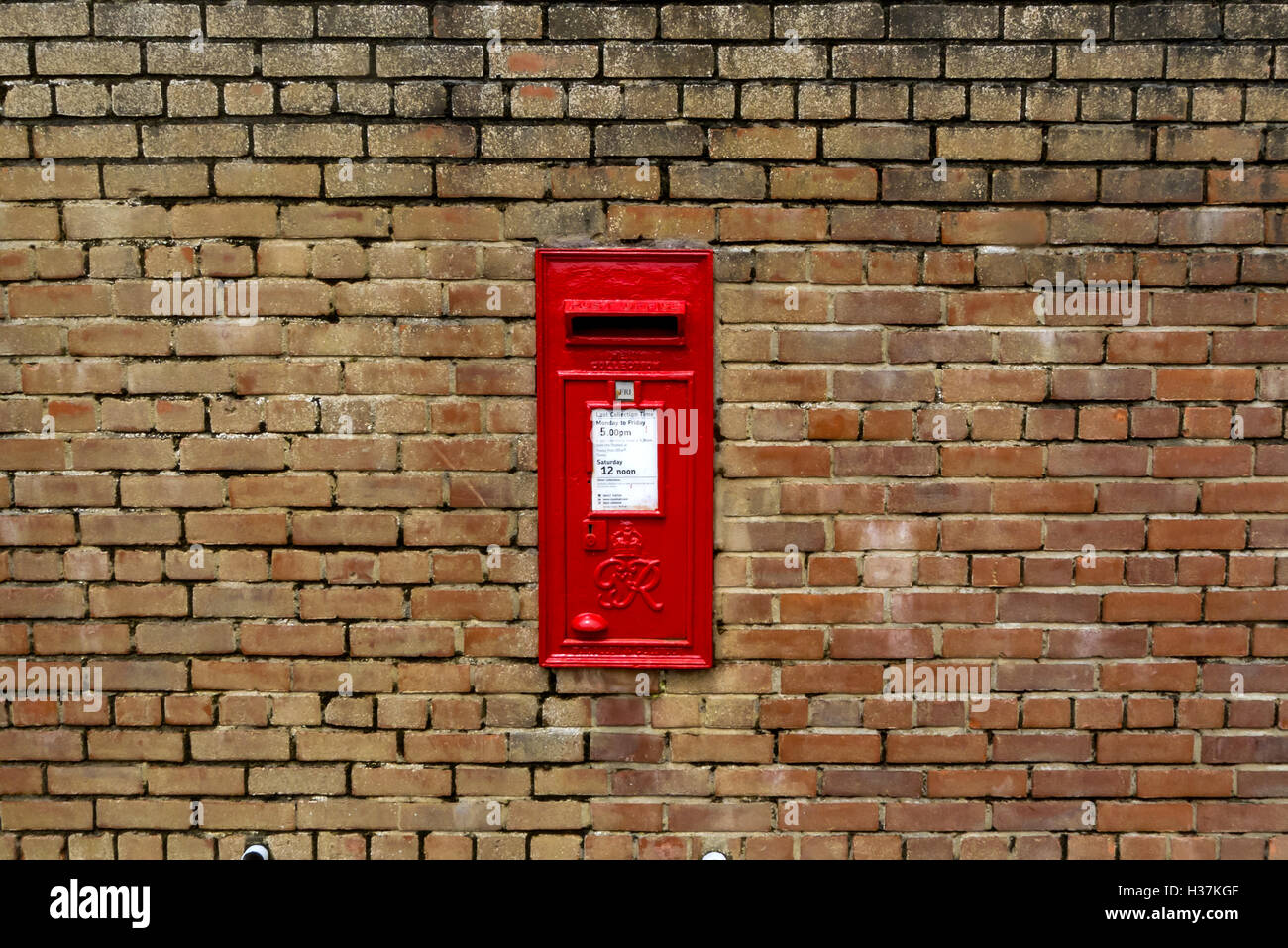 Ein Royal Mail-Briefkasten in einer Dorf-Wand in Sussex. Stockfoto