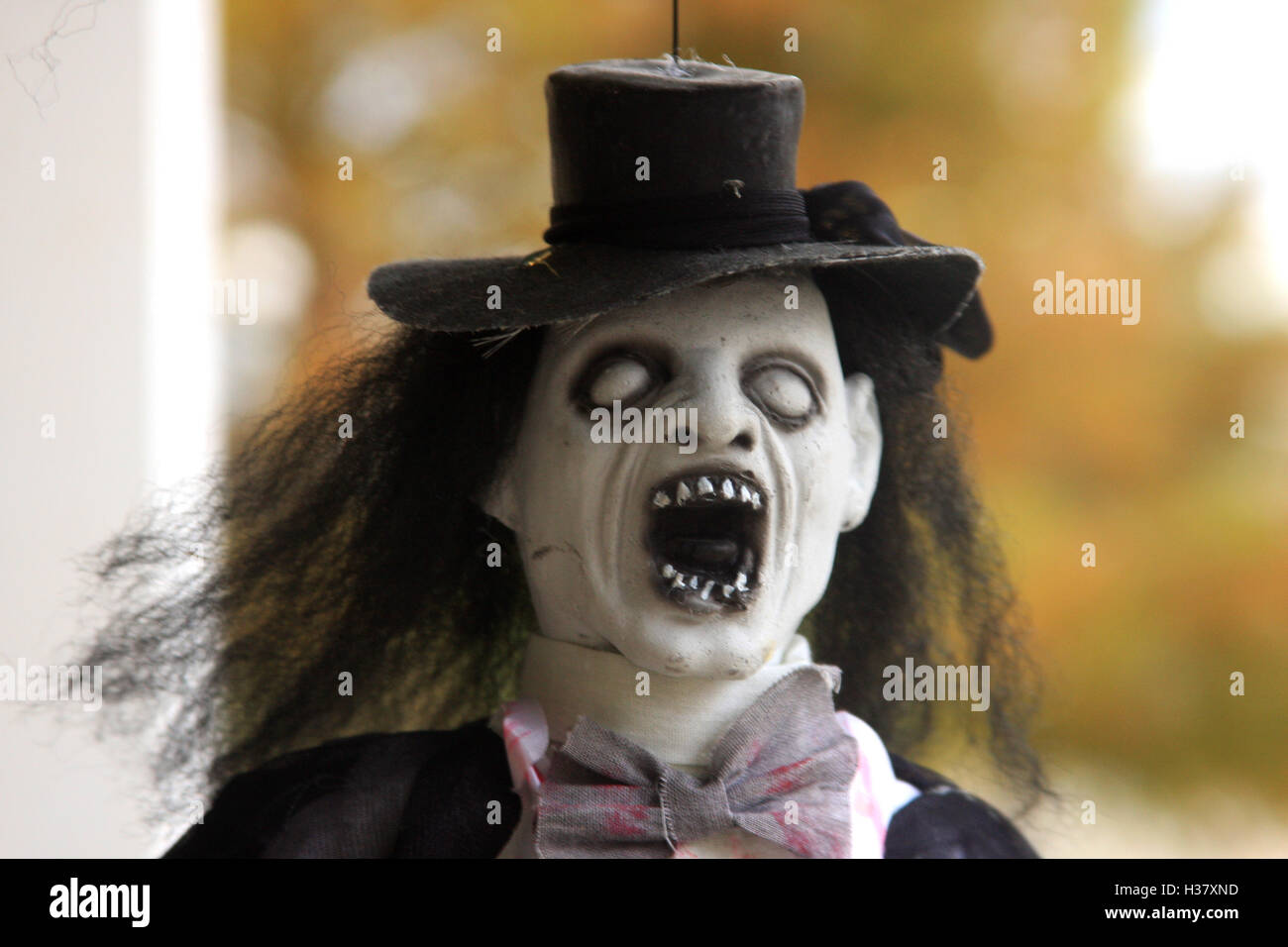 Gruselige Puppe als Outdoor-Halloweendekoration Stockfoto