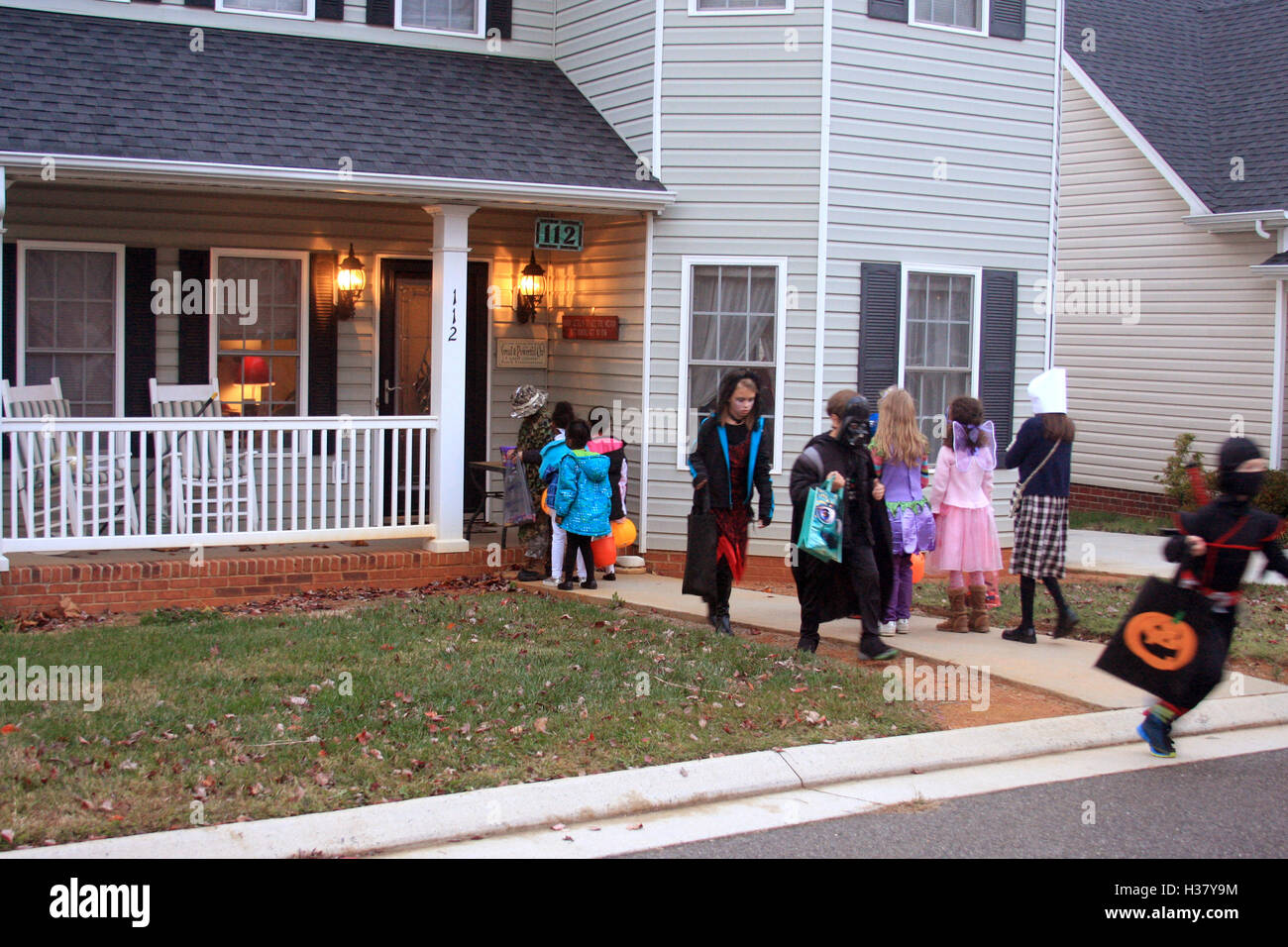 Kinder gehen treating an Halloween Stockfoto