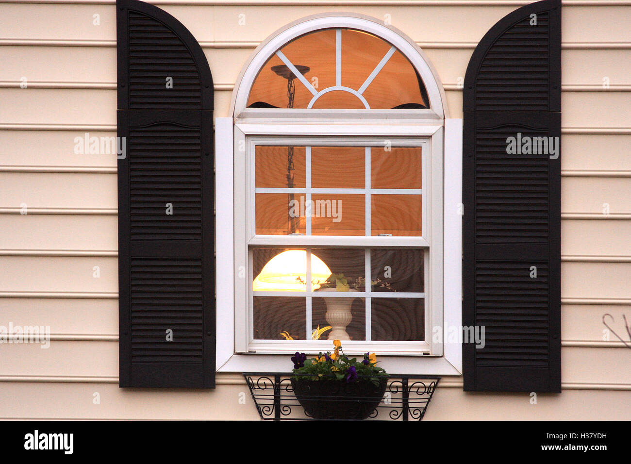 Fenster im neuen Haus mit schwarzen Fensterläden Stockfoto