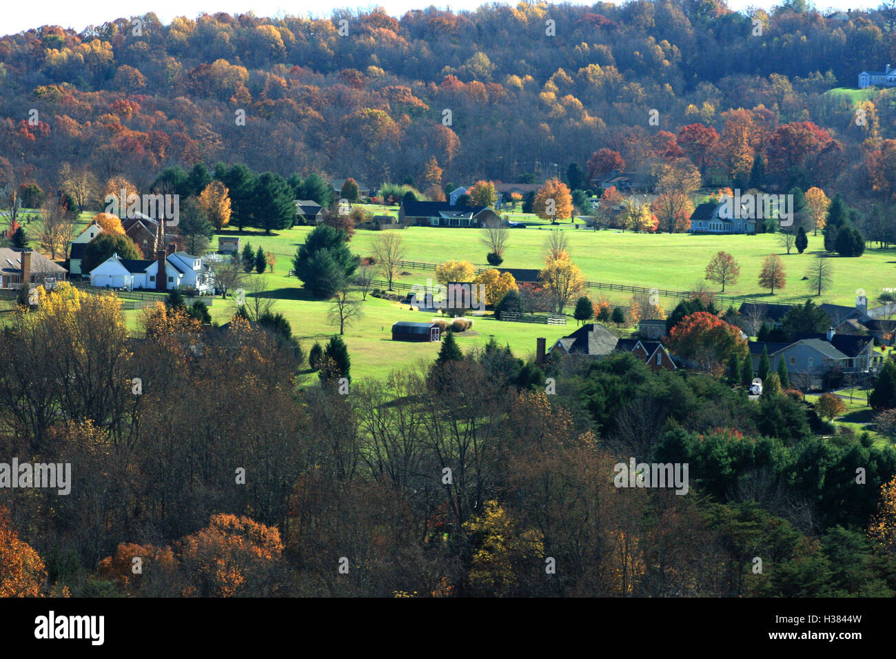 Landschaft mit Häusern, Hügeln und Wäldern im Herbst Farben Stockfoto