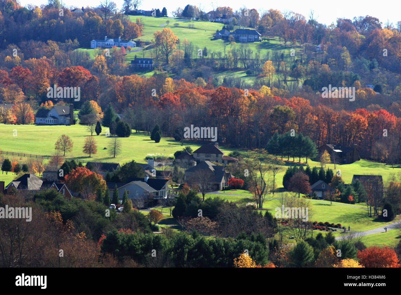 Landschaft mit Häusern, Hügeln und Wäldern im Herbst Farben Stockfoto