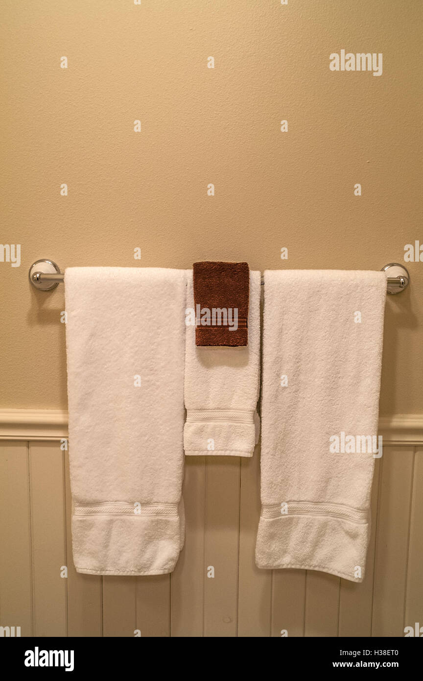 Saubere Handtücher in einem Hotel-Badezimmer hängen an einem Handtuchhalter Chrom Stockfoto