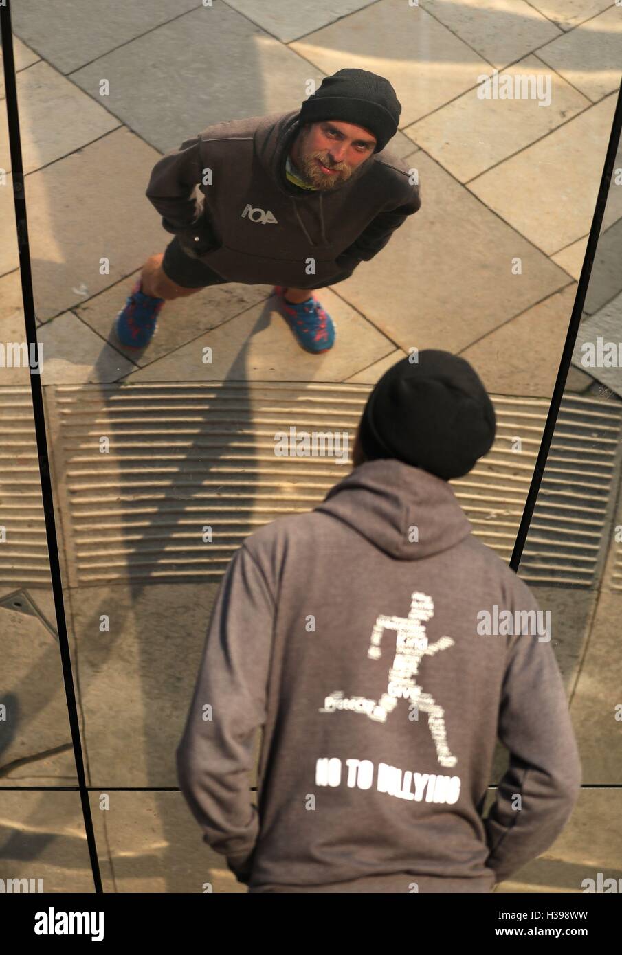Ben Smith posiert für ein Foto im Millennium Square in Bristol, bevor auf seinem 401. Marathon über 401 Tage lief. Stockfoto