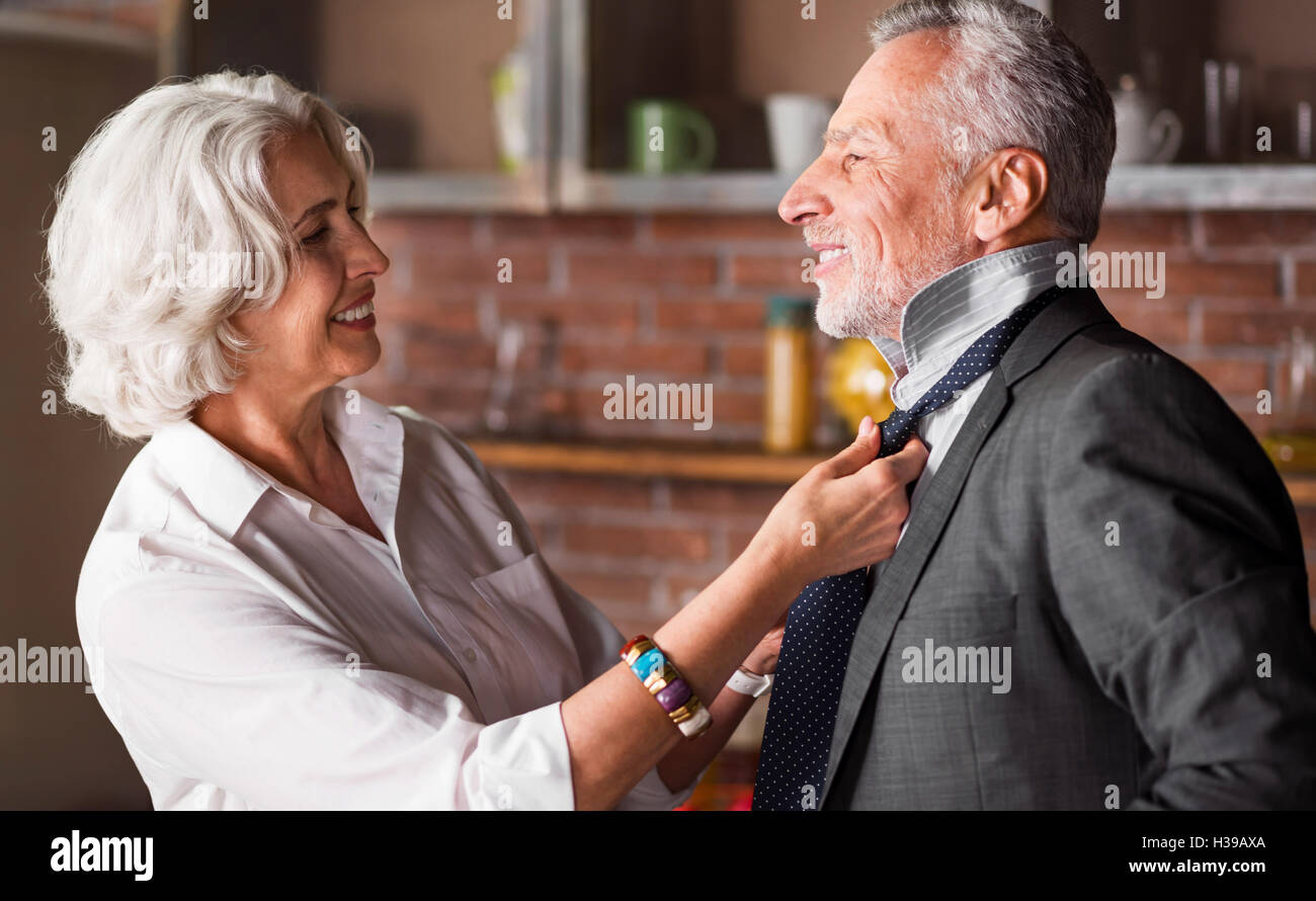 Senioren Pflege paar stehen gemeinsam in der Küche Stockfoto
