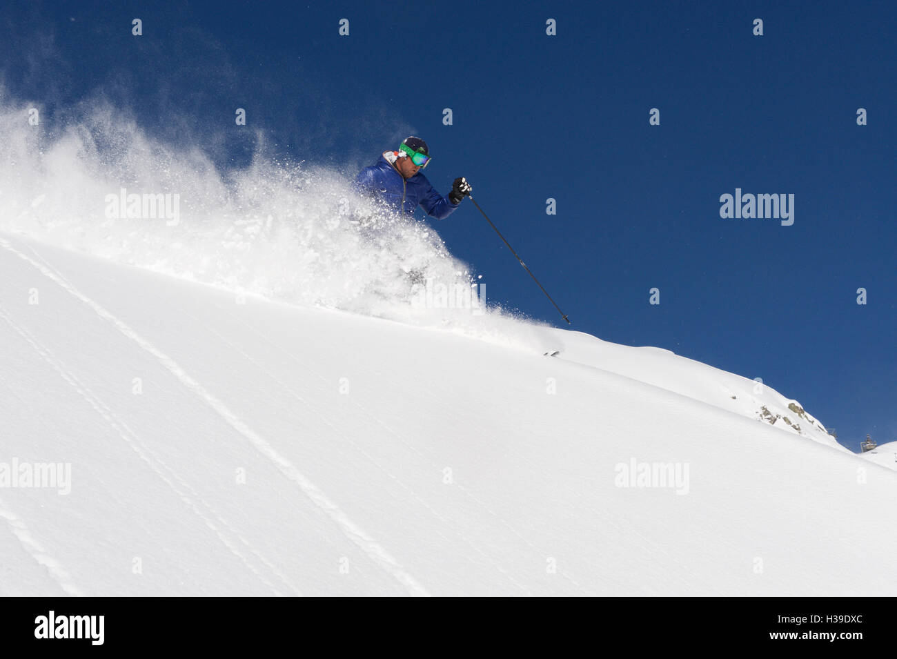Freeride Ski im Tiefschnee Stockfoto