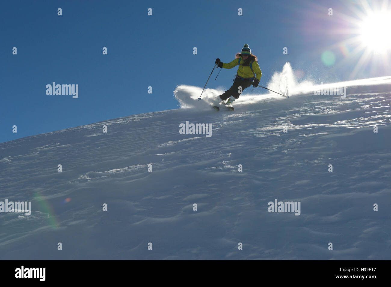 Frau im Pulverschnee Skifahren Stockfoto