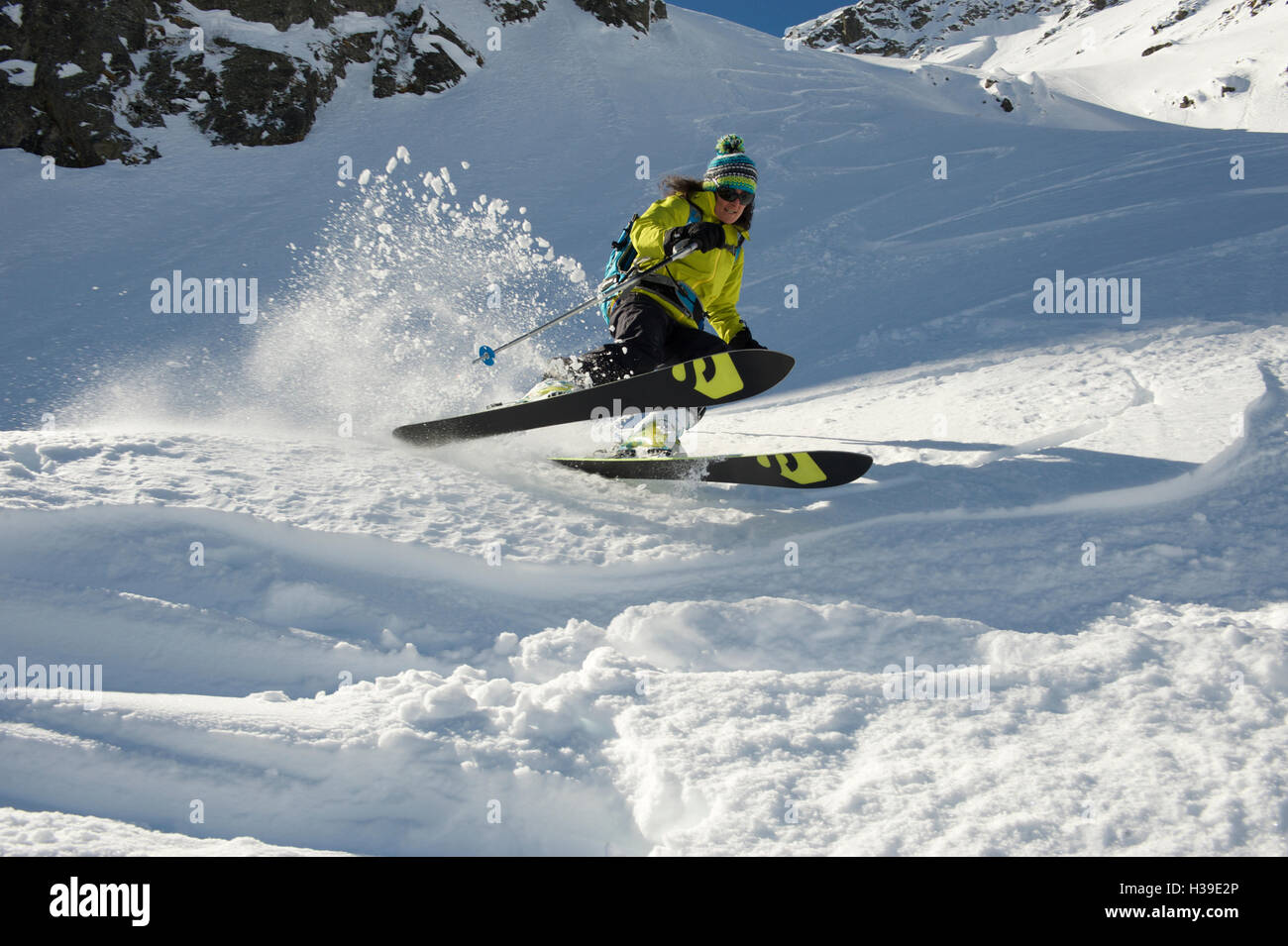 Frau im Pulverschnee Skifahren Stockfoto