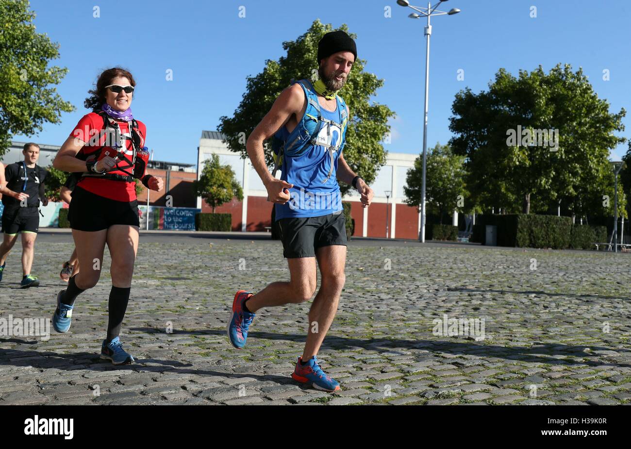 Ben Smith (rechts) Sets aus von Millennium Square in Bristol für die letzte Etappe von seinem 401. Marathon lief über 401 Tage. Stockfoto