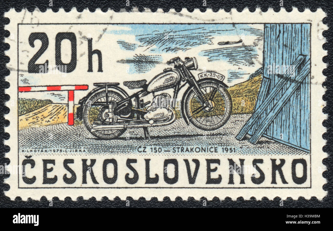 Eine Briefmarke gedruckt in der Tschechoslowakei, zeigt altes Motorrad 1951, ca. 1976 Stockfoto