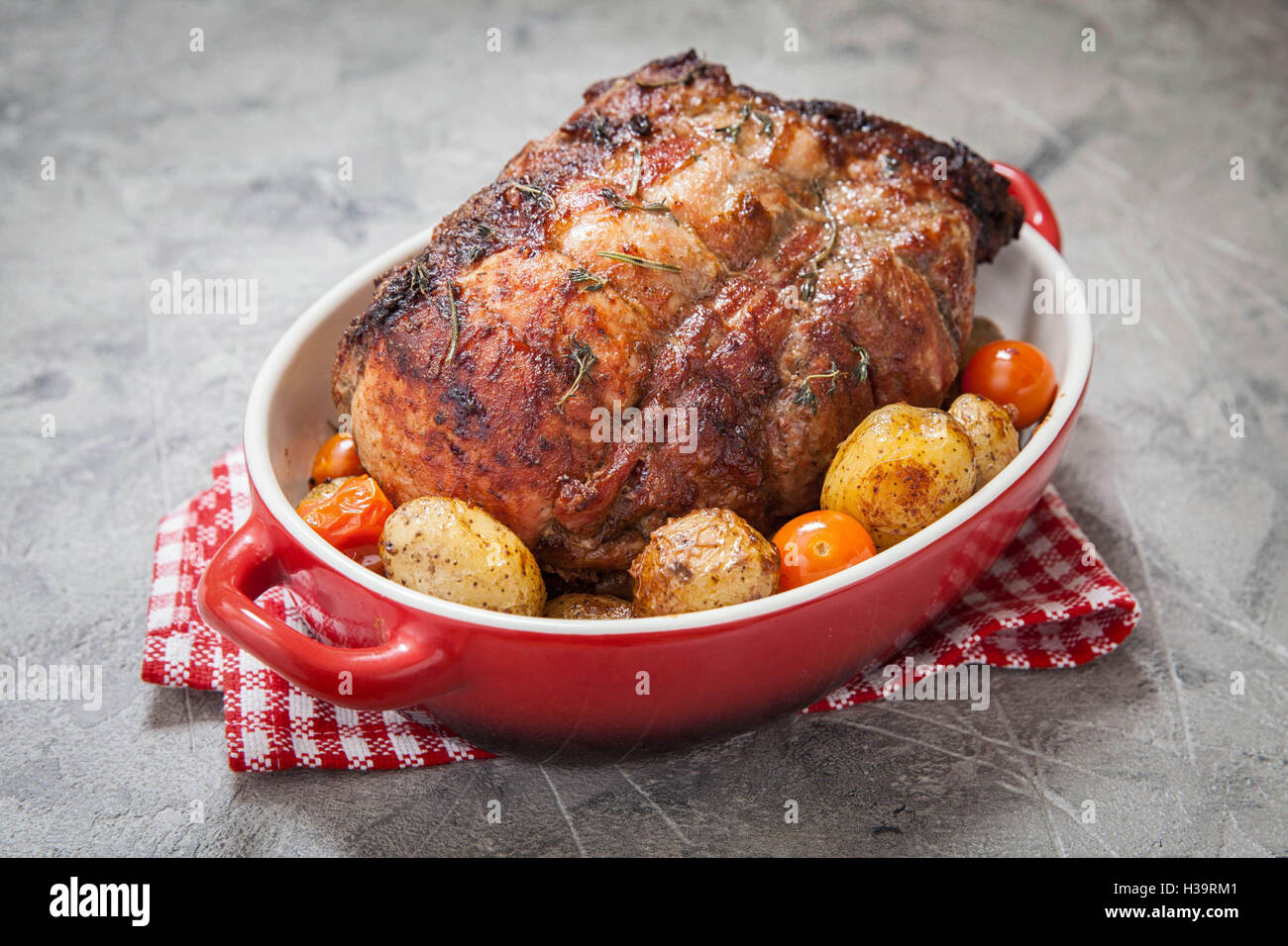 Ohne Knochen Lende Schweinebraten mit Kartoffeln Stockfoto