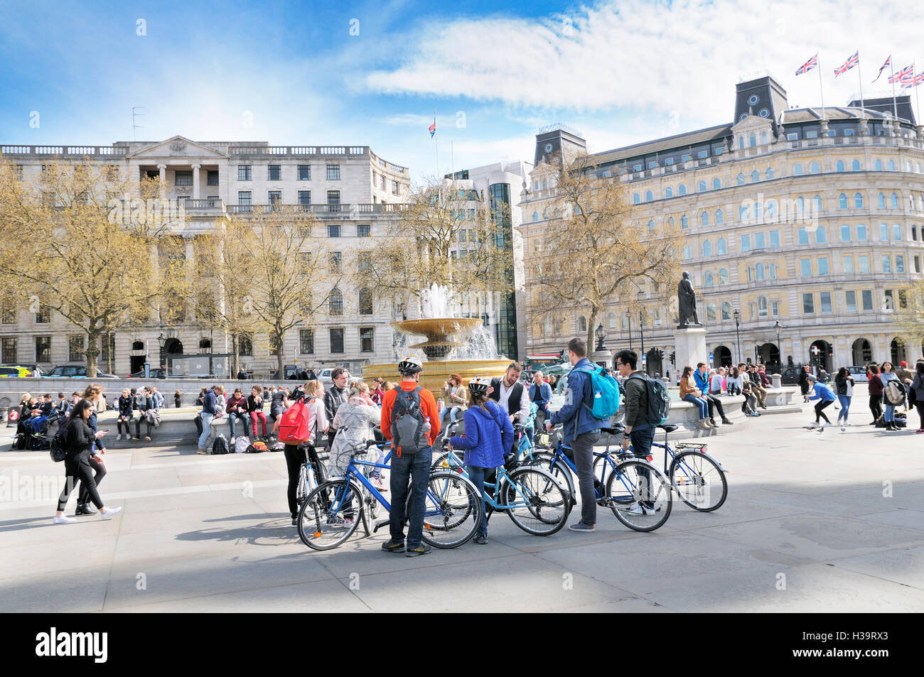 Touristen auf einem City-Bike-Tour treffen Sie sich mit ihrem Guide in Trafalgar Square, London, England, UK Stockfoto