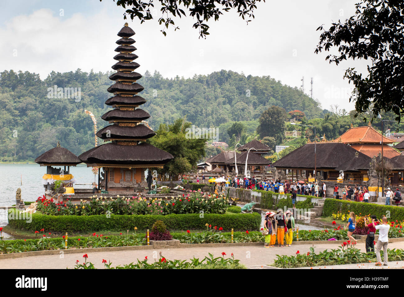 Indonesien, Bali, Candikuning, Puru Ulun Danu Bratan Tempel neben See, Massen von Touristen Stockfoto