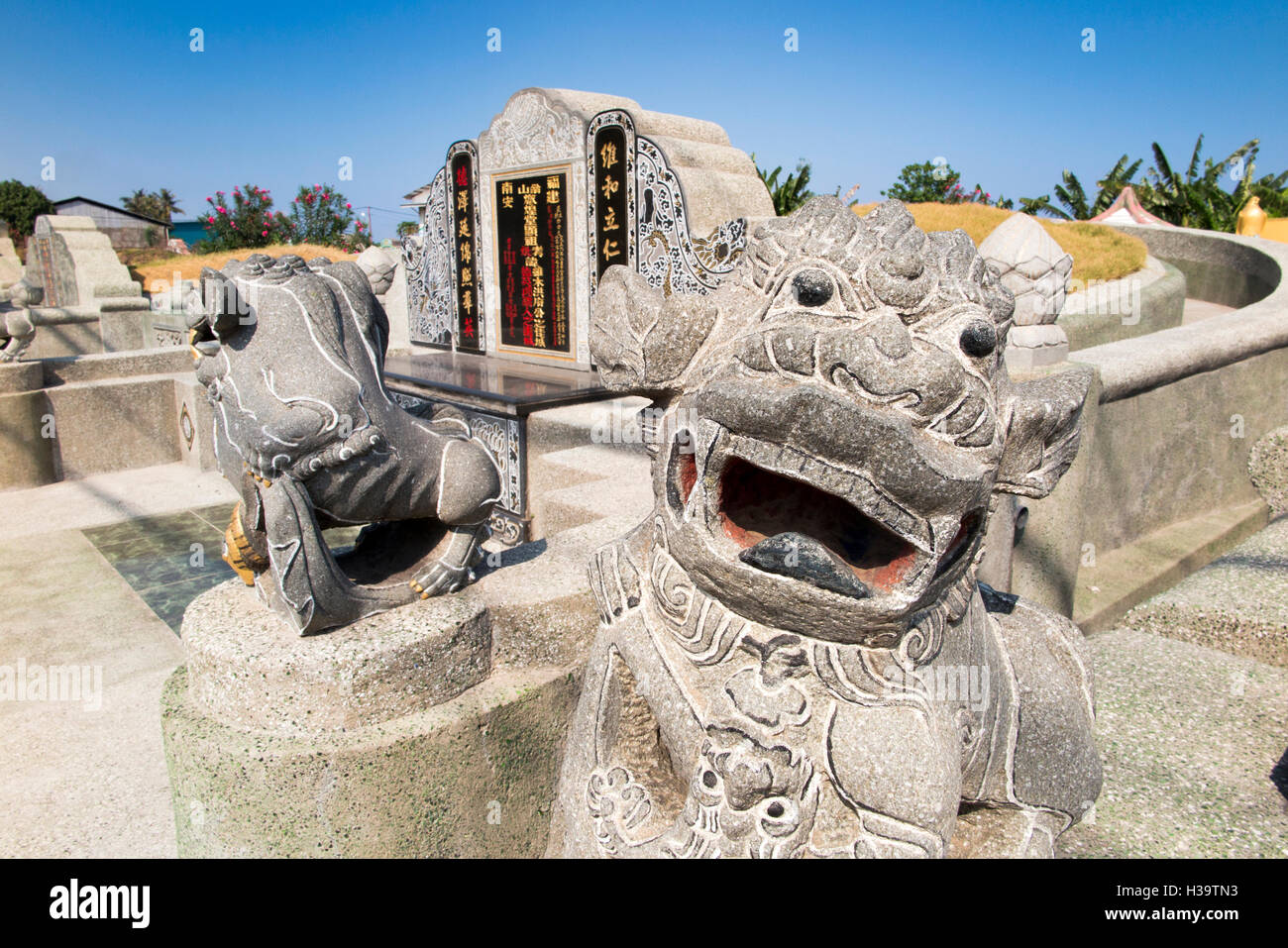 Indonesien, Lombok, Ampenan, chinesischen Friedhof, steinerne Löwen bewachen traditionelle Familie Gräber geschnitzt Stockfoto