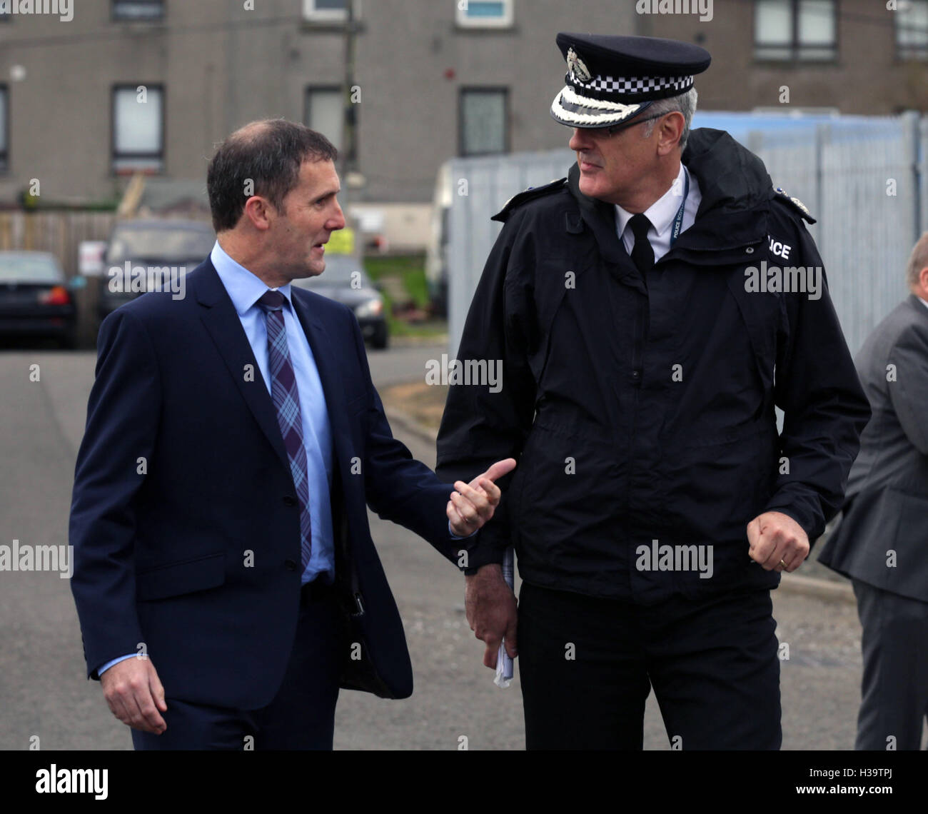 Justiz-Staatssekretär Michael Matheson (links) und Polizei Schottland Chief Constable Phil Gormley Veranstaltung eine Gemeinschaft Polizei Betrieb, Betrieb Pinpoint, die Offiziere mit der breiteren Gemeinschaft und kommunalen Partnern auf lokale Probleme in Armadale, Schottland arbeiten beinhaltet. Stockfoto