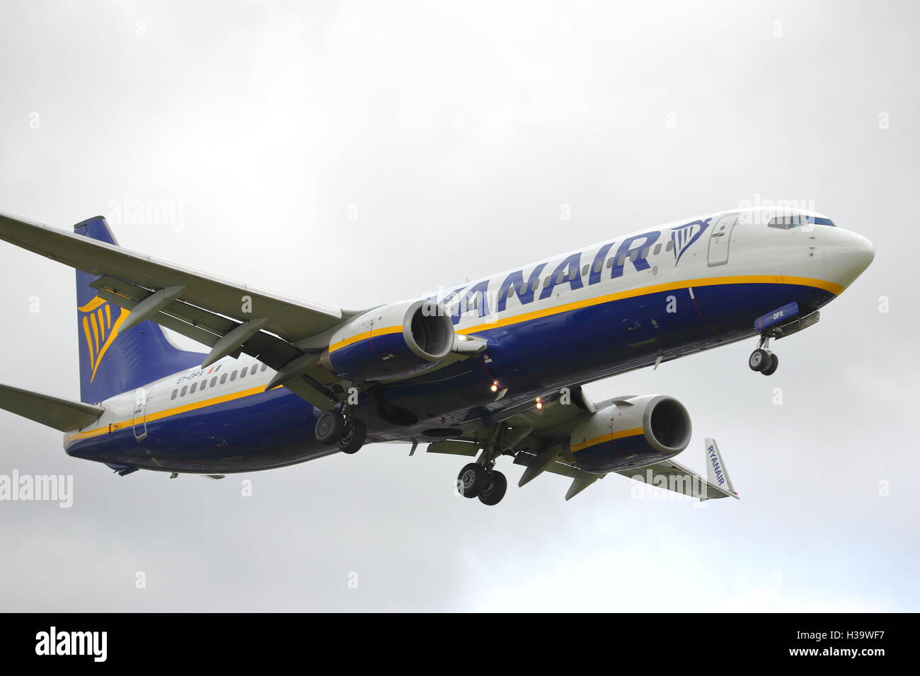 Ryanair Boeing 737 nächste Gen EI-DPX nähert sich Flughafen Birmingham, UK Stockfoto