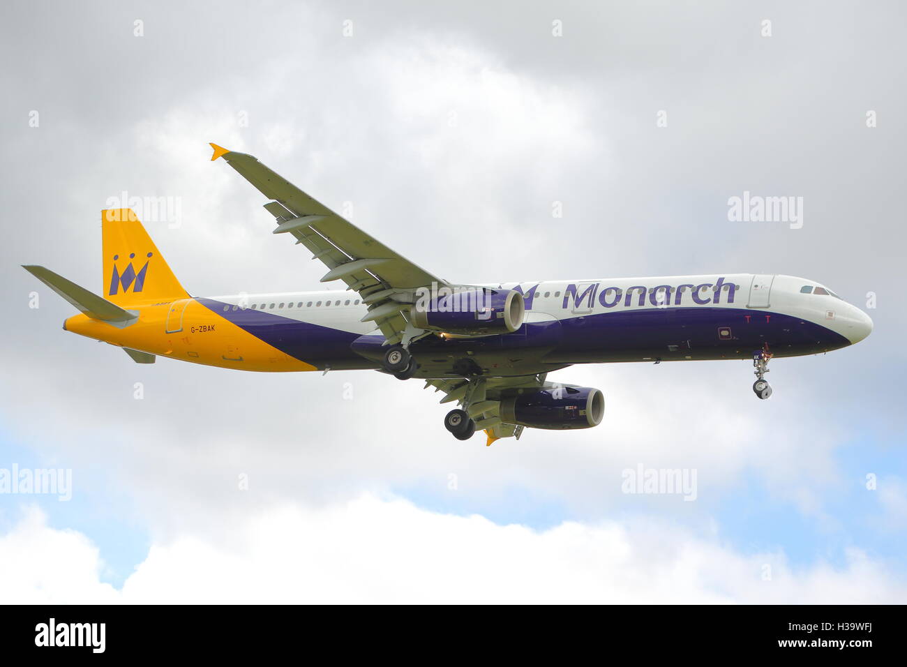 Monarch Airlines Airbus A321-200 G-ZBAK Ankunft am Flughafen Birmingham, UK Stockfoto