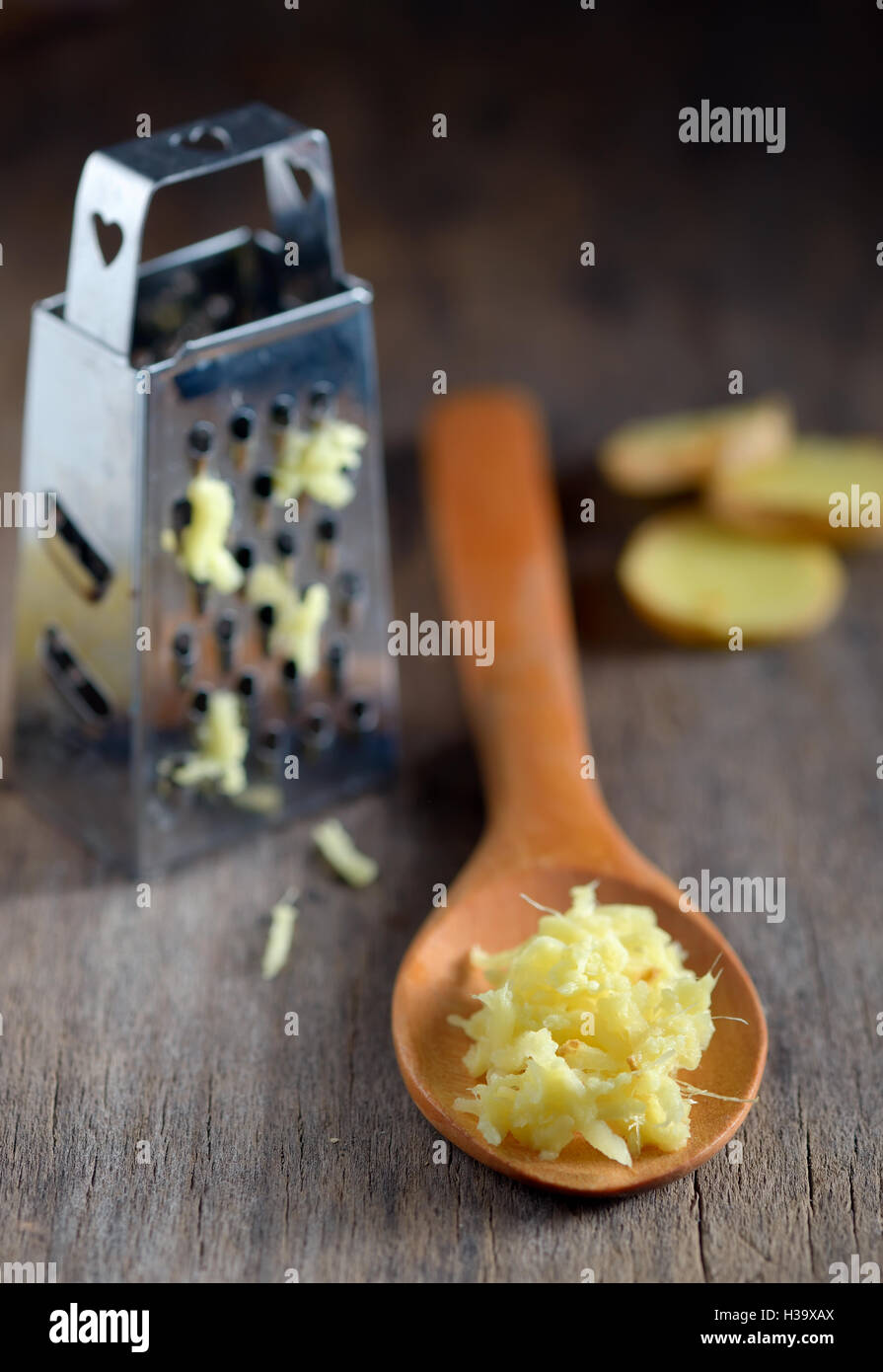 Ingwer in einem Holzlöffel auf Holztisch Stockfoto