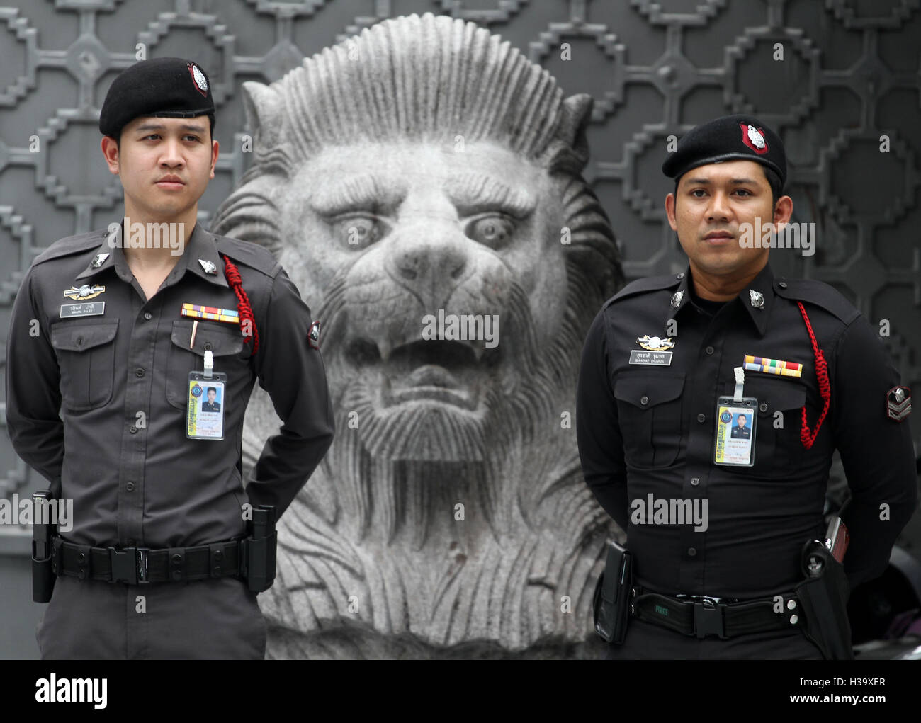 Bangkok, Thailand. 5. Oktober 2016. Thailändische Polizei Stand Sicherheit vor der chinesischen Botschaft während der Gruppe neue Demokratie Bewegung (NDM) versammelt, um Gerechtigkeit im Fall von Joshua Wong festgenommen und aus dem Land vertrieben. Bildnachweis: Vichan Poti/Pacific Press/Alamy Live-Nachrichten Stockfoto