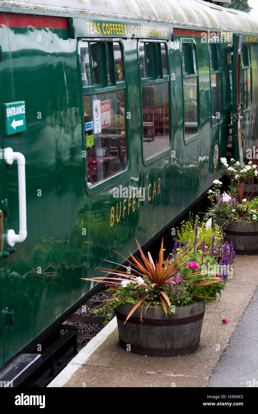 Umgebauter Eisenbahnwaggon umgewandeltes Buffetauto Swanage Station, die noch seine ursprünglichen Zwecke für Touristen durchführt. England GB Stockfoto