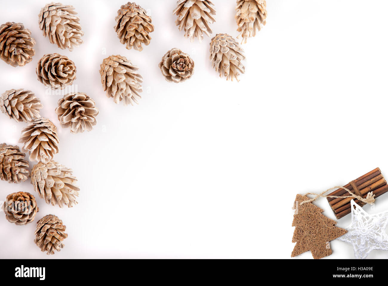 Weihnachten Mock Up Desktop Tannenzapfen Auf Weissem Hintergrund Uberlagern Sie Ihr Geschaft Nachricht Design Oder Zitat Ideal Fur Kleine Busi Stockfotografie Alamy