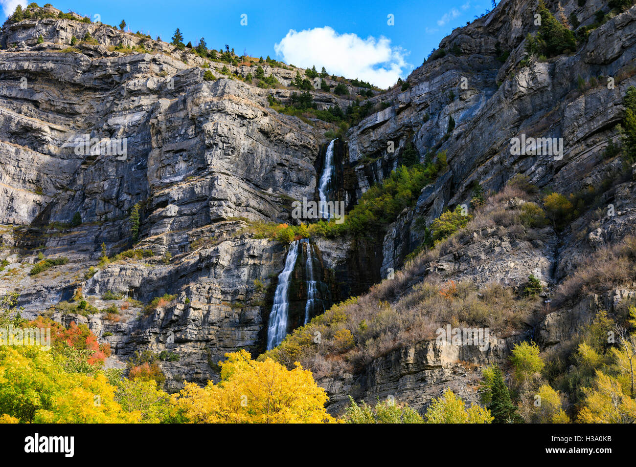 Dies ist ein Blick auf die Farben des Herbstes am Bridal Veil Falls in Provo Canyon, Utah, USA Stockfoto
