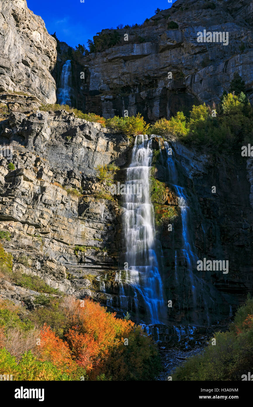 Dies ist ein Blick auf die Farben des Herbstes am Bridal Veil Falls in Provo Canyon, Utah, USA Stockfoto
