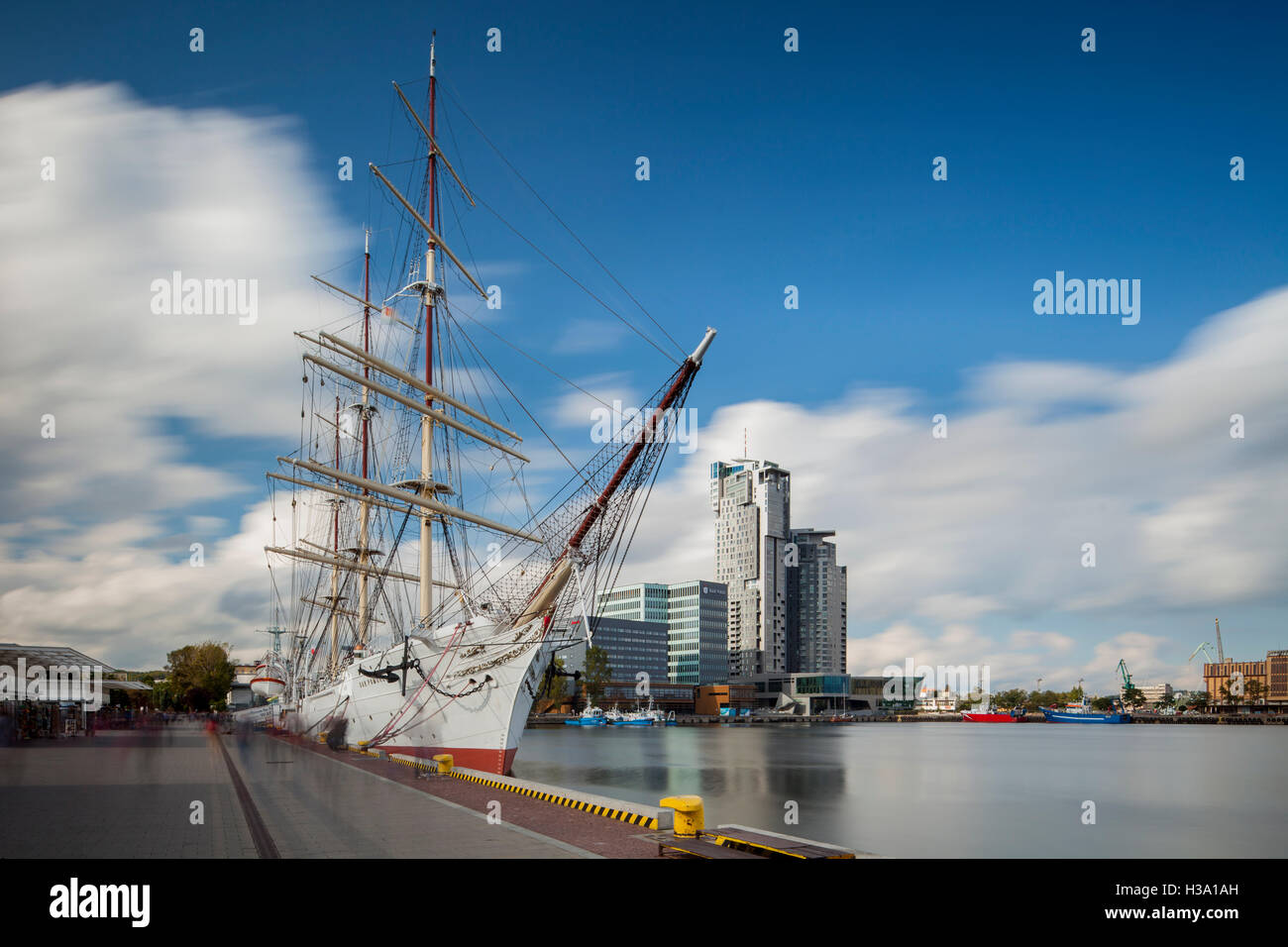 Dar Pomorza Segeln Schiff/Museum in Hafenstadt Gdynia, Polen. Sea Towers Gebäude im Hintergrund. Stockfoto