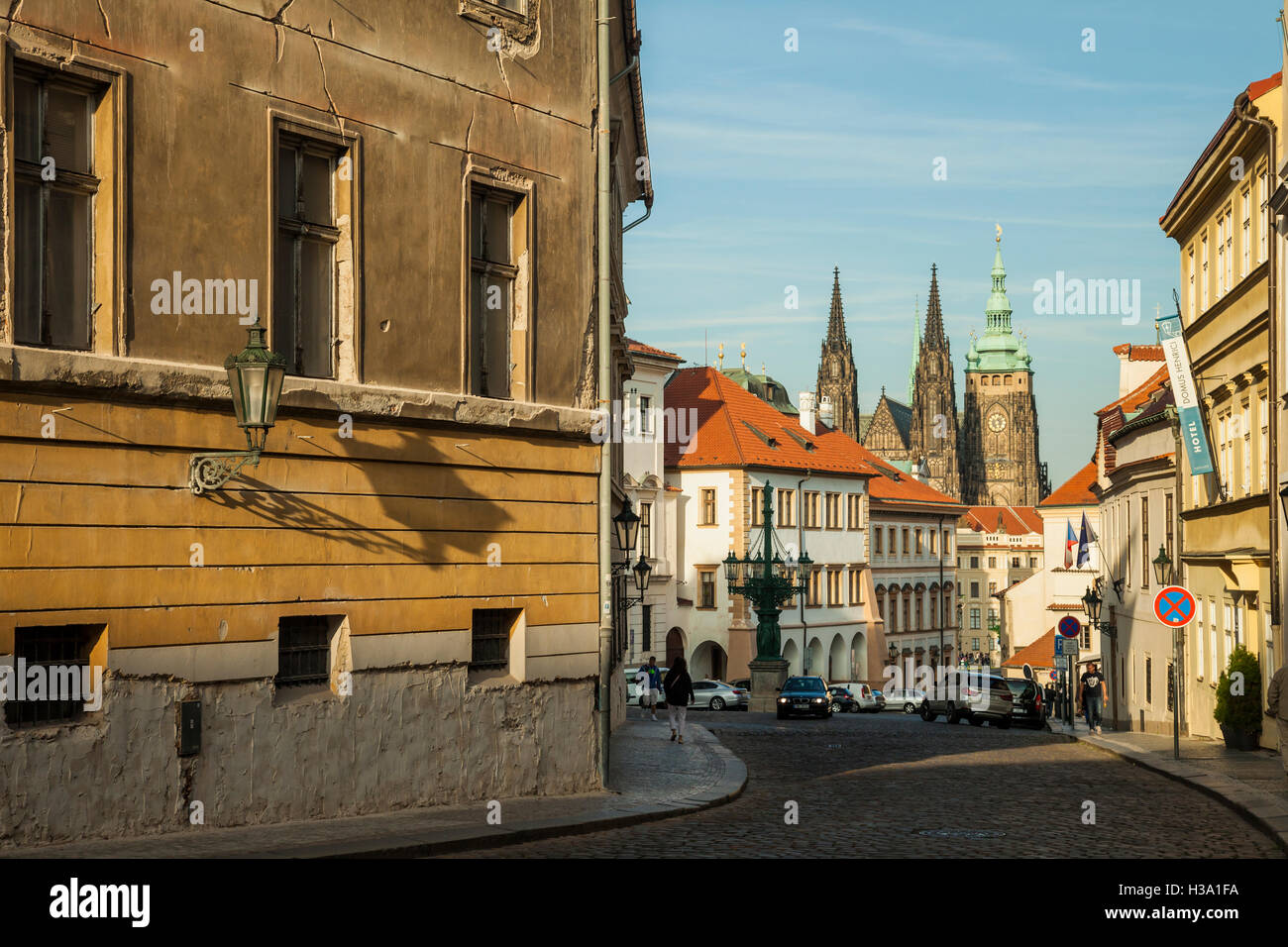 Herbstnachmittag am Hradschin, Prag, Tschechische Republik. St Vitus Cathedral im Hintergrund. Stockfoto