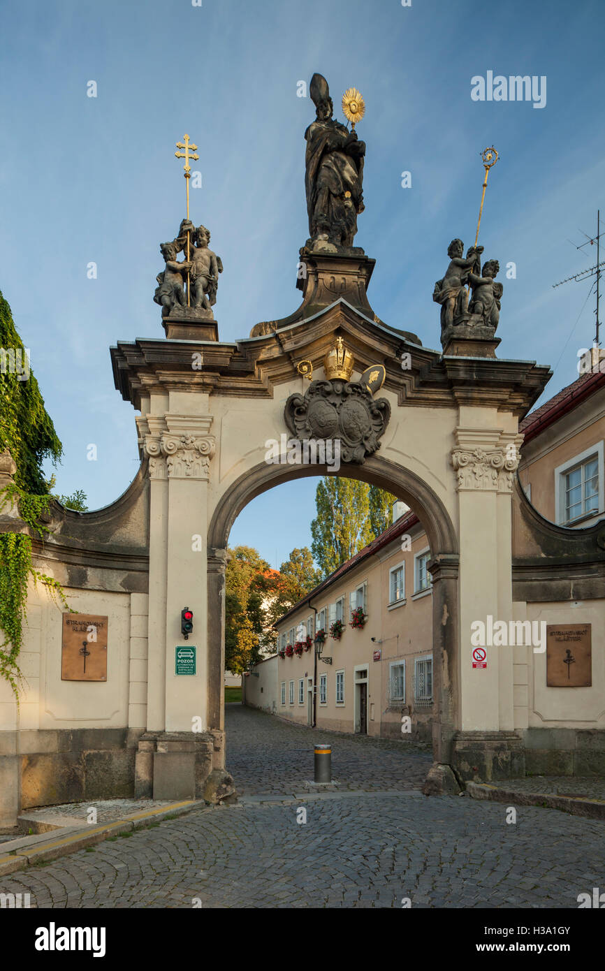 Tor zum Kloster Strahov in Prag, Tschechien. Stockfoto