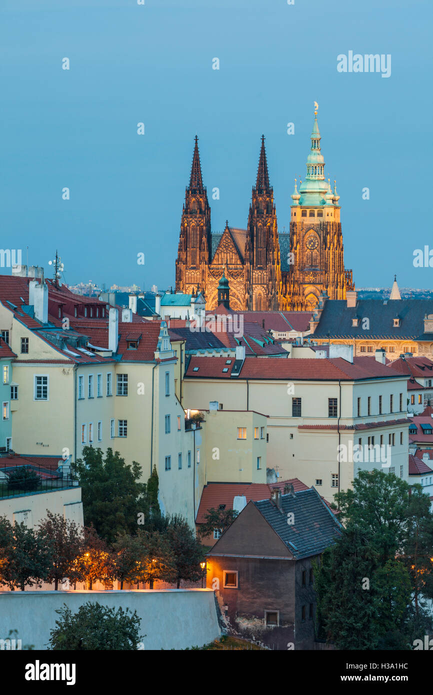 Abenddämmerung am St.-Veits-Dom am Hradschin, Prag, Tschechische Republik. Stockfoto
