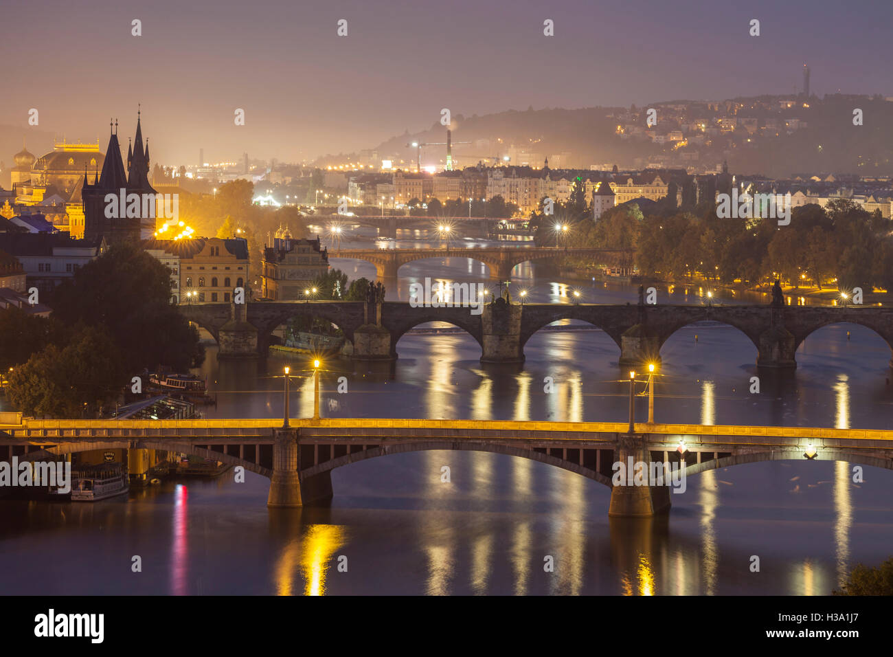 Vor dem Morgengrauen auf Moldau in Prag, Tschechien. Stockfoto