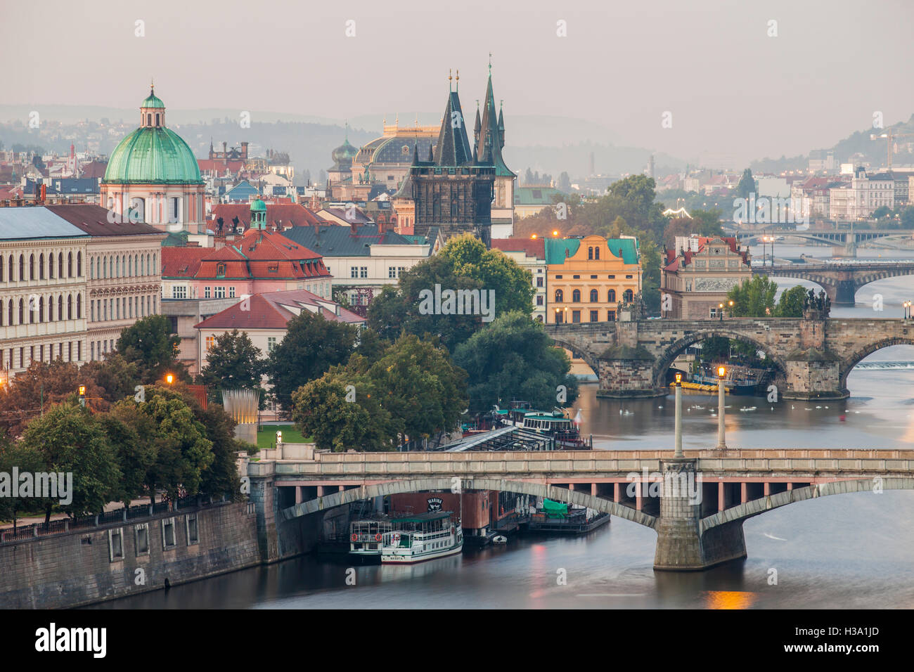 Nebligen Morgen in Prag, Tschechien. Stockfoto