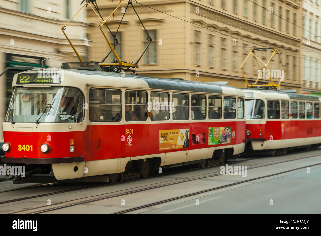 Rote Straßenbahn auf den Straßen von Prag, Tschechische Republik. Stockfoto