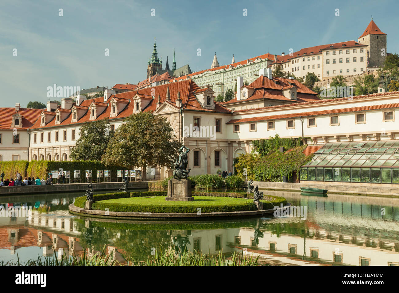 Herbsttag im Wallenstein-Gärten und Palace in Prag, Tschechien. Hradschin Burg überragt. Stockfoto