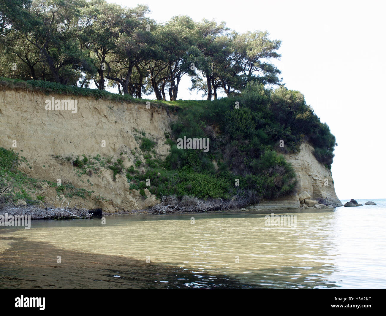 Felsvorsprung am Westende von Astrakeri Beach, Korfu, Griechenland Stockfoto